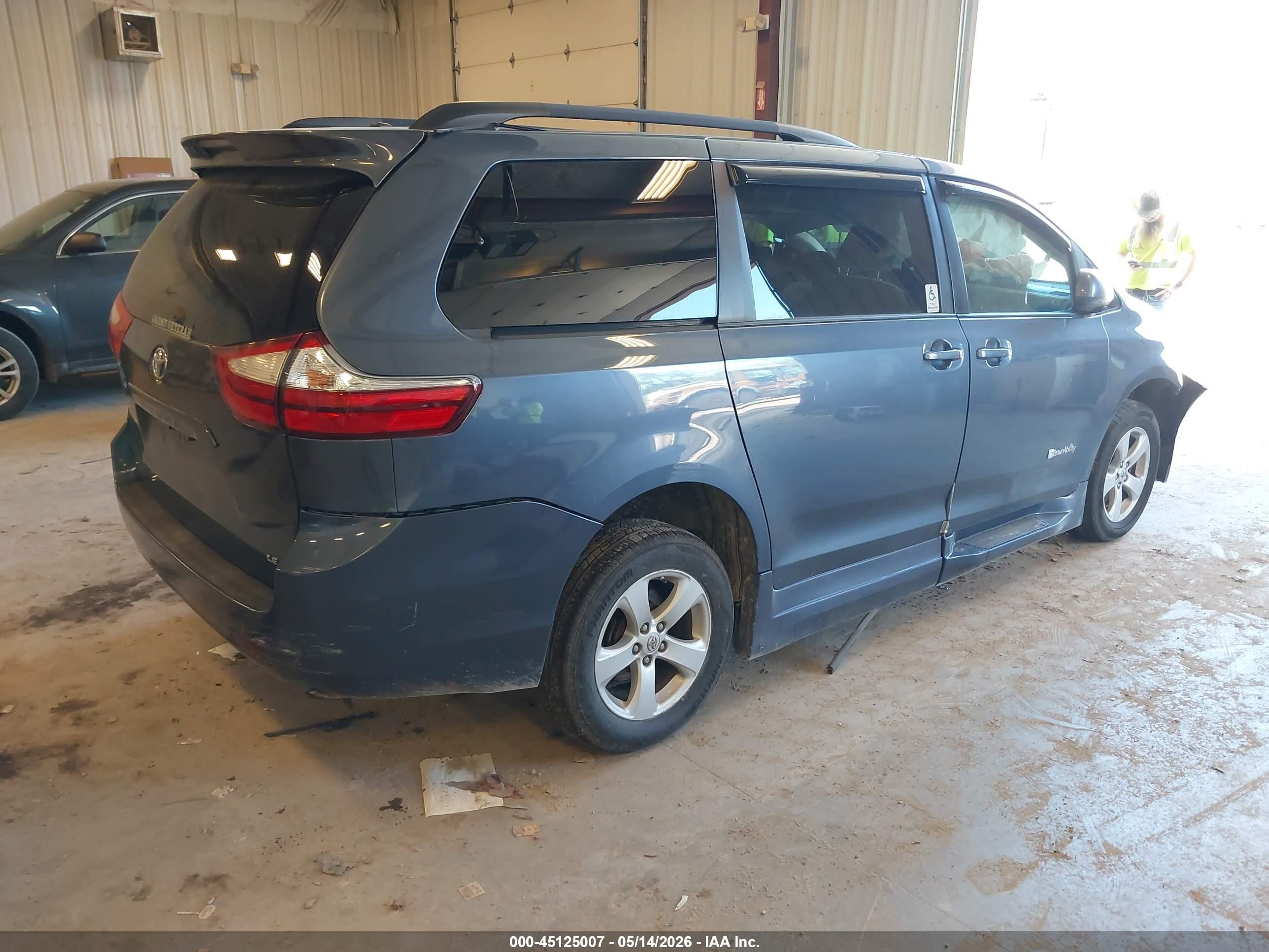 2015 Toyota Sienna Le 7 Passenger Blue vin: 5TDKK3DC9FS561831