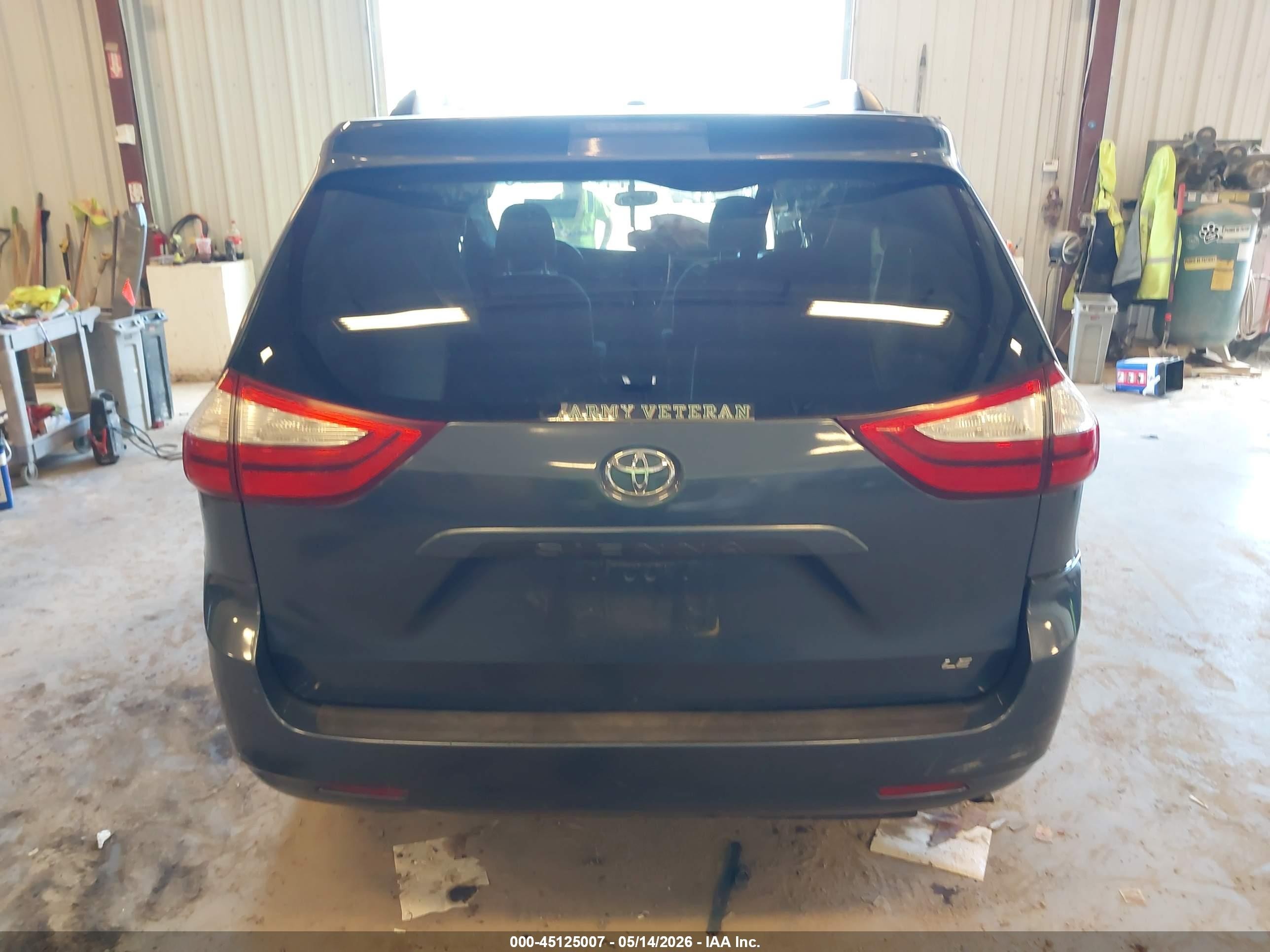 2015 Toyota Sienna Le 7 Passenger Blue vin: 5TDKK3DC9FS561831