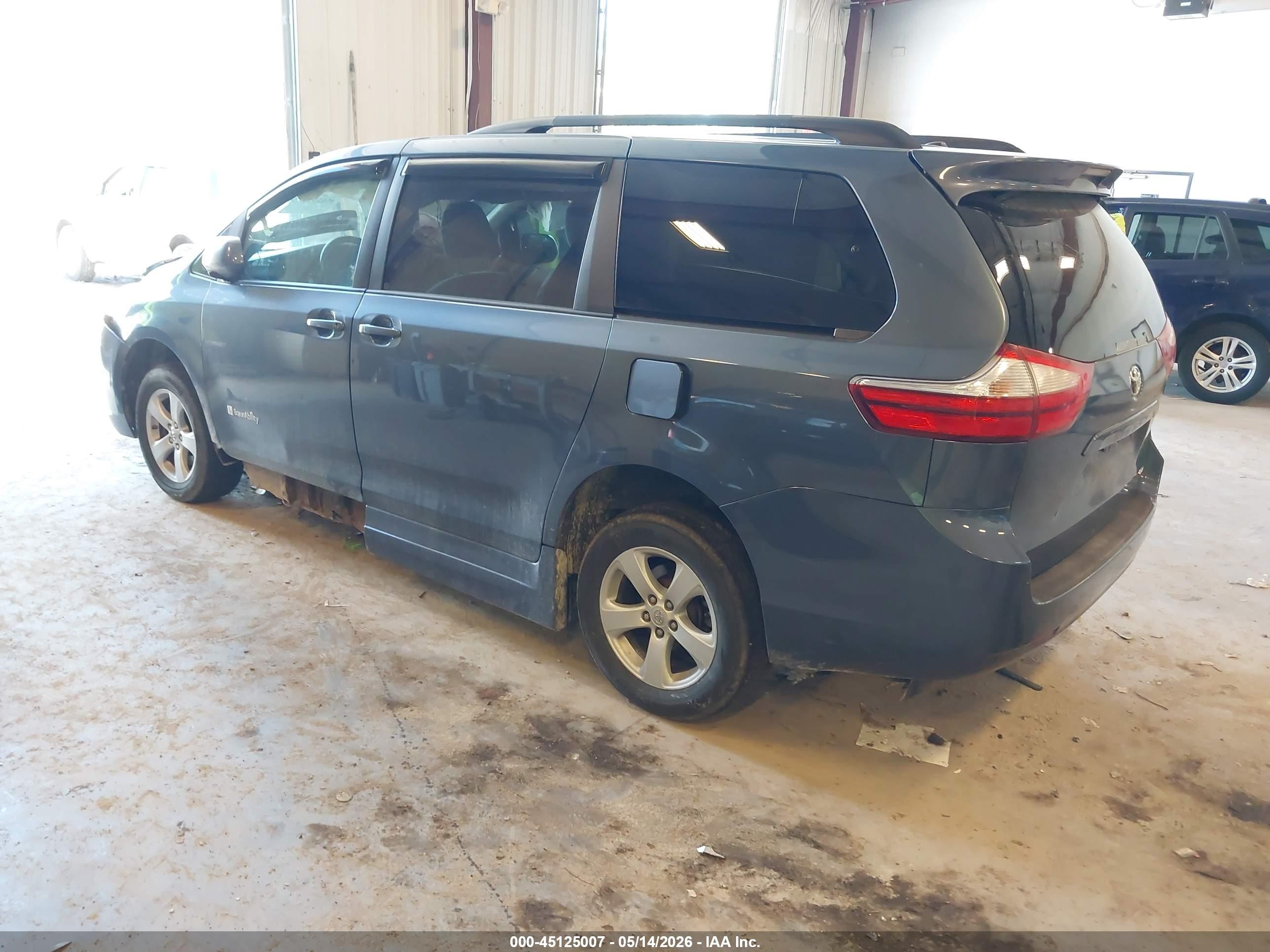 2015 Toyota Sienna Le 7 Passenger Blue vin: 5TDKK3DC9FS561831