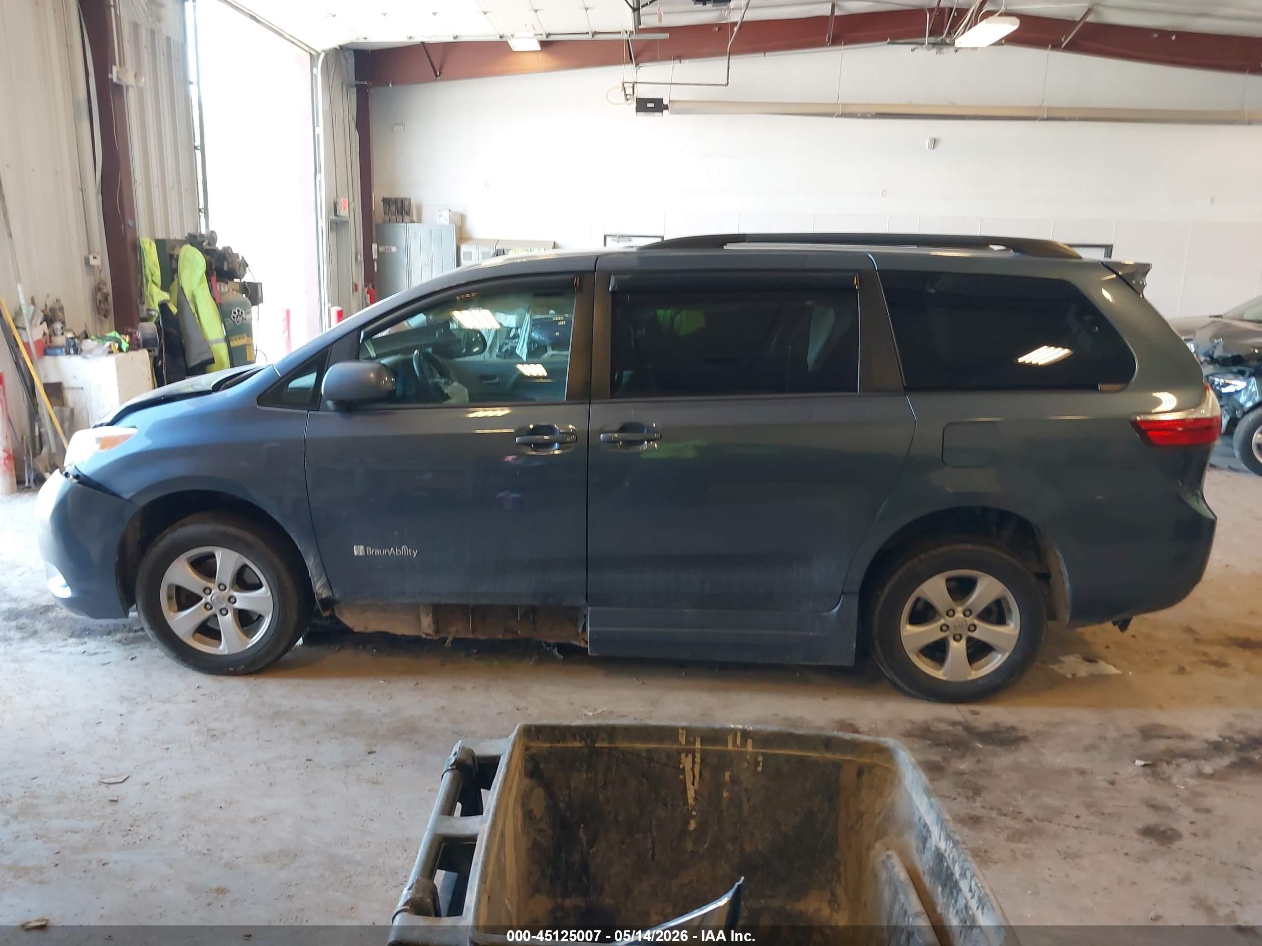 2015 Toyota Sienna Le 7 Passenger Blue vin: 5TDKK3DC9FS561831