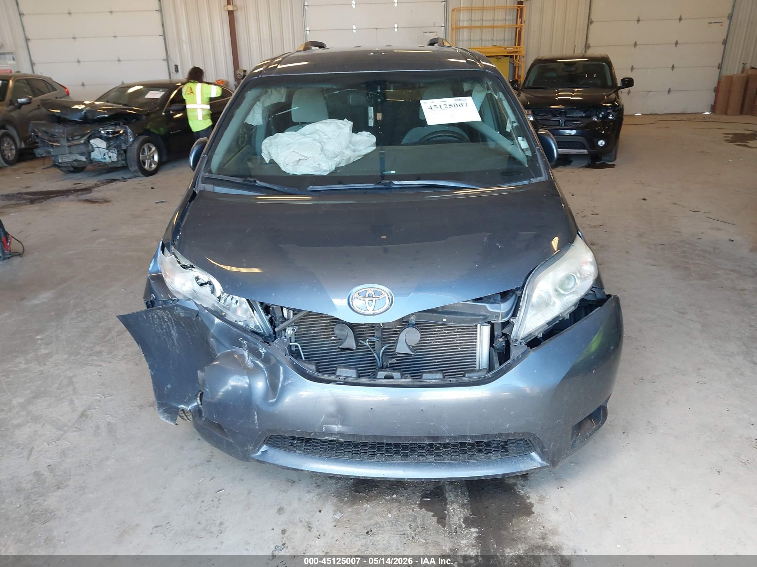 2015 Toyota Sienna Le 7 Passenger Blue vin: 5TDKK3DC9FS561831