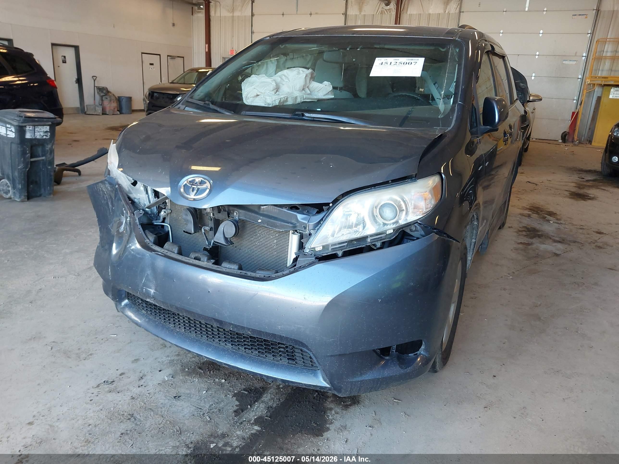 2015 Toyota Sienna Le 7 Passenger Blue vin: 5TDKK3DC9FS561831