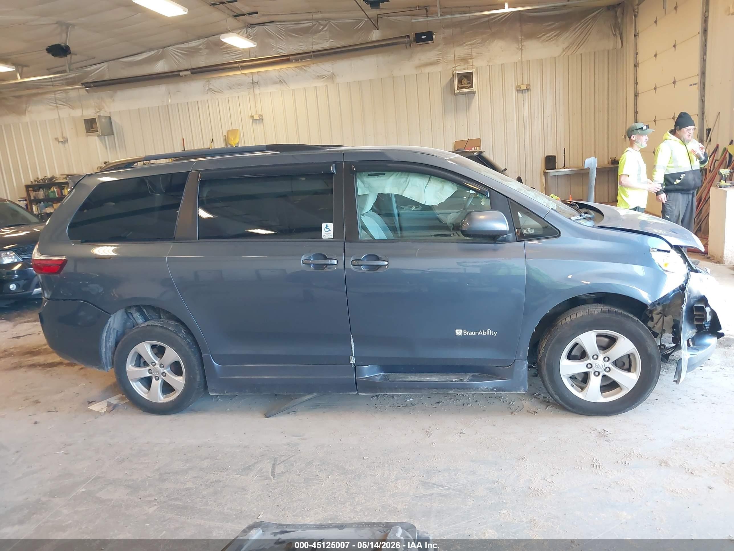 2015 Toyota Sienna Le 7 Passenger Blue vin: 5TDKK3DC9FS561831