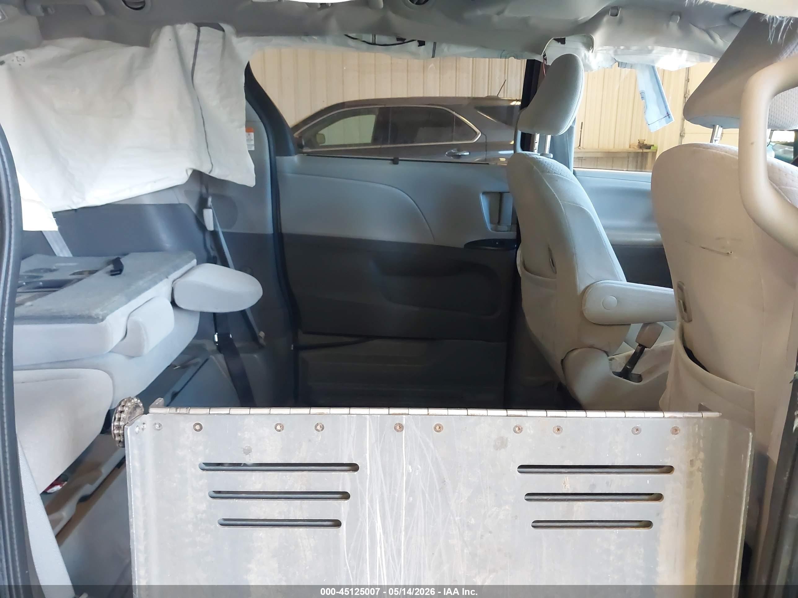 2015 Toyota Sienna Le 7 Passenger Blue vin: 5TDKK3DC9FS561831