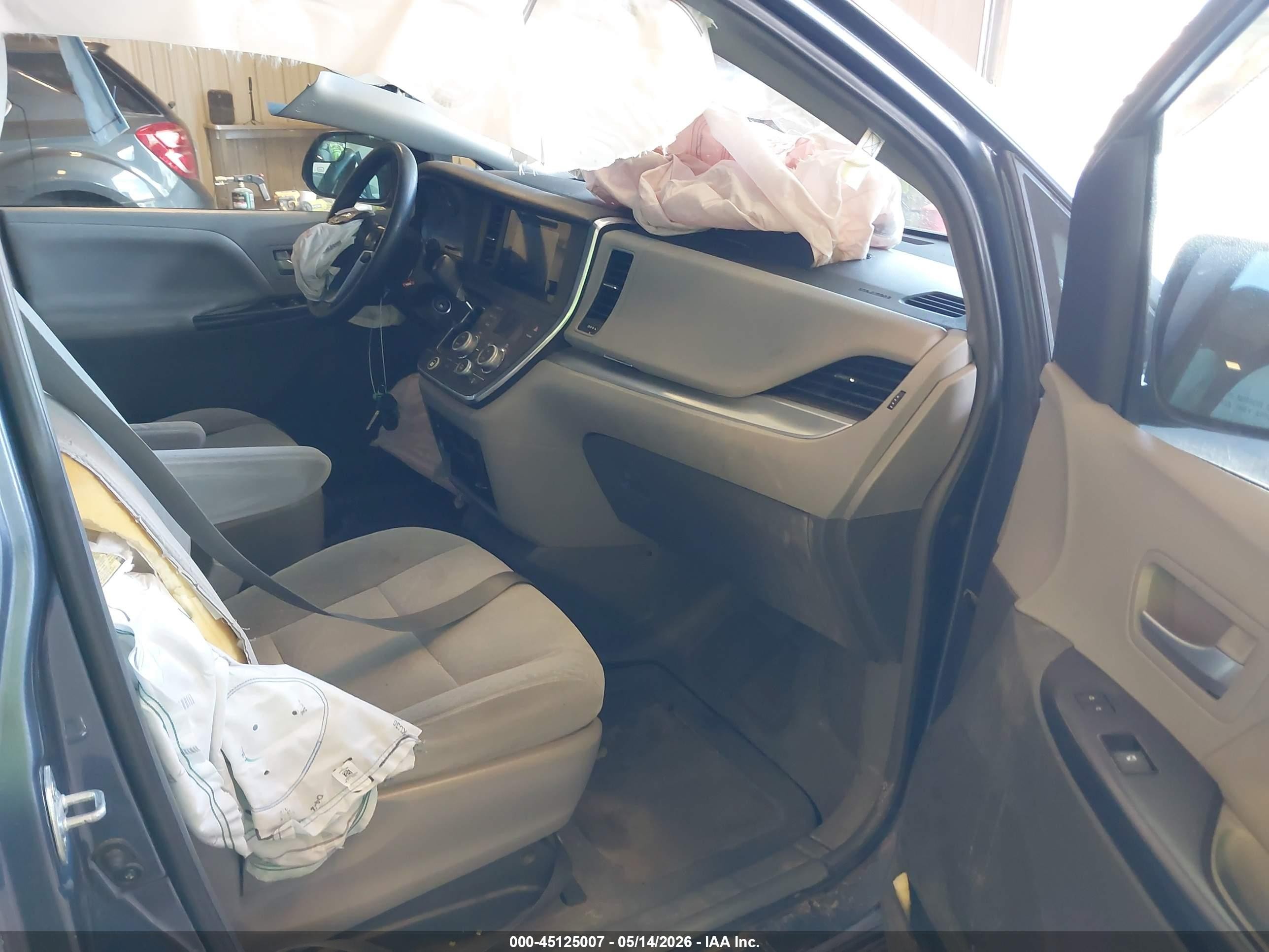 2015 Toyota Sienna Le 7 Passenger Blue vin: 5TDKK3DC9FS561831