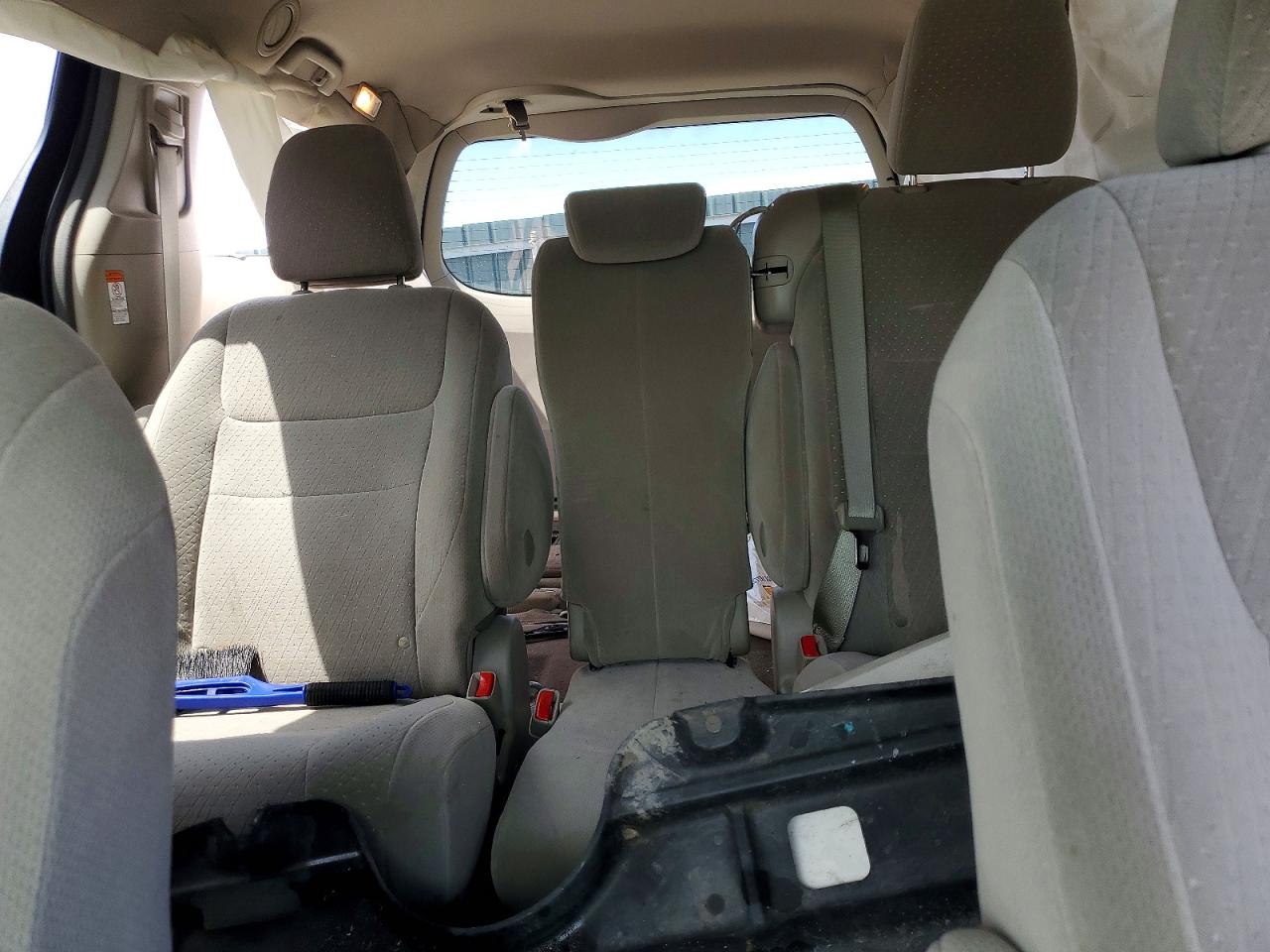 2015 Toyota Sienna Le White vin: 5TDKK3DC9FS570948