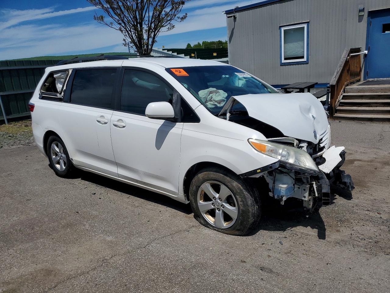 2015 Toyota Sienna Le White vin: 5TDKK3DC9FS570948