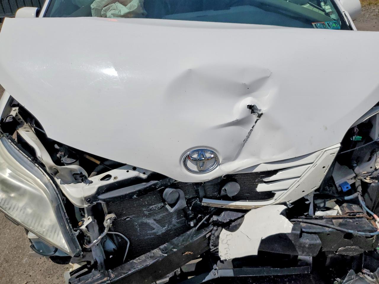 2015 Toyota Sienna Le White vin: 5TDKK3DC9FS570948