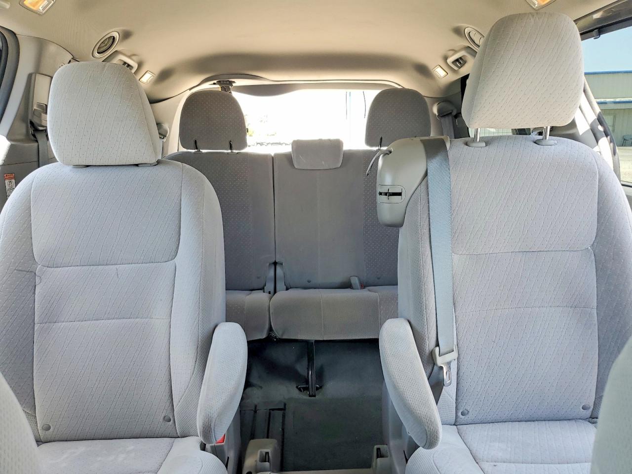 2015 Toyota Sienna Le Серый vin: 5TDKK3DC9FS578757