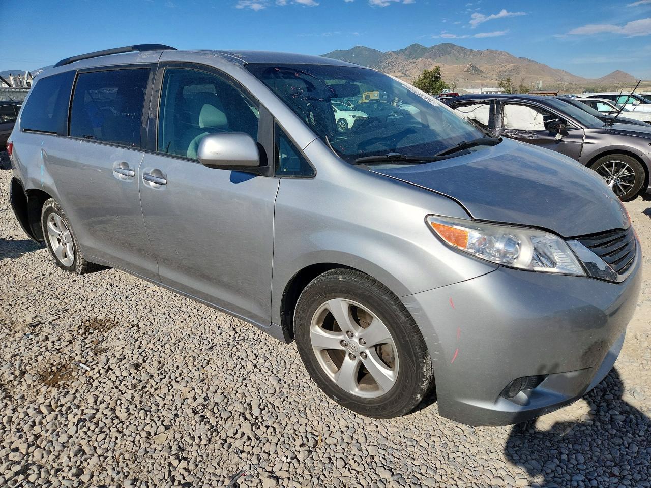 2015 Toyota Sienna Le Серебряный vin: 5TDKK3DC9FS592674