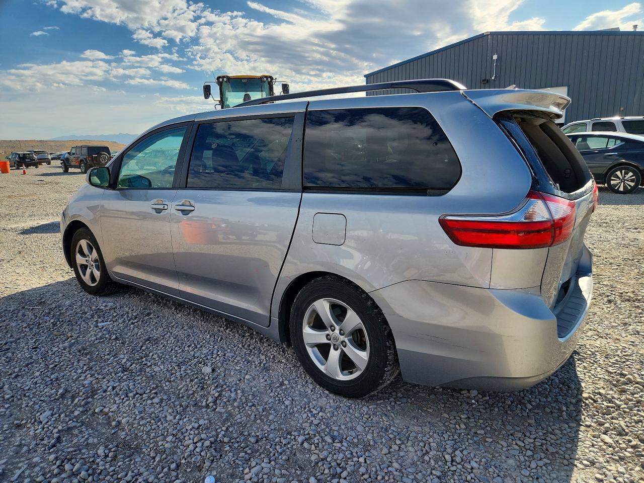 2015 Toyota Sienna Le Серебряный vin: 5TDKK3DC9FS592674