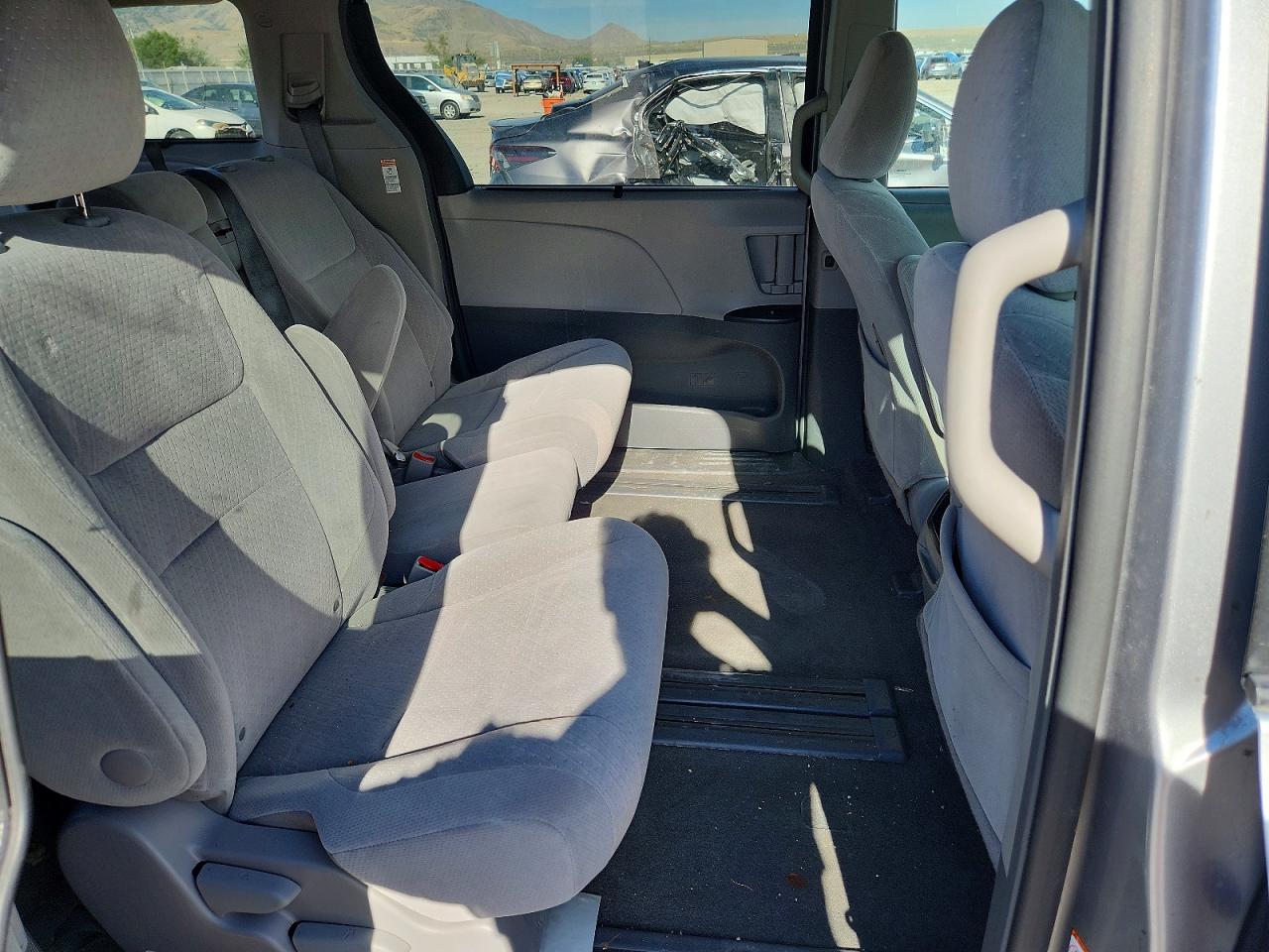 2015 Toyota Sienna Le Серебряный vin: 5TDKK3DC9FS592674
