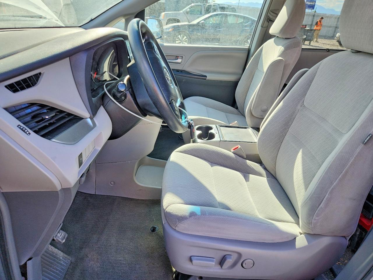 2015 Toyota Sienna Le Серебряный vin: 5TDKK3DC9FS592674