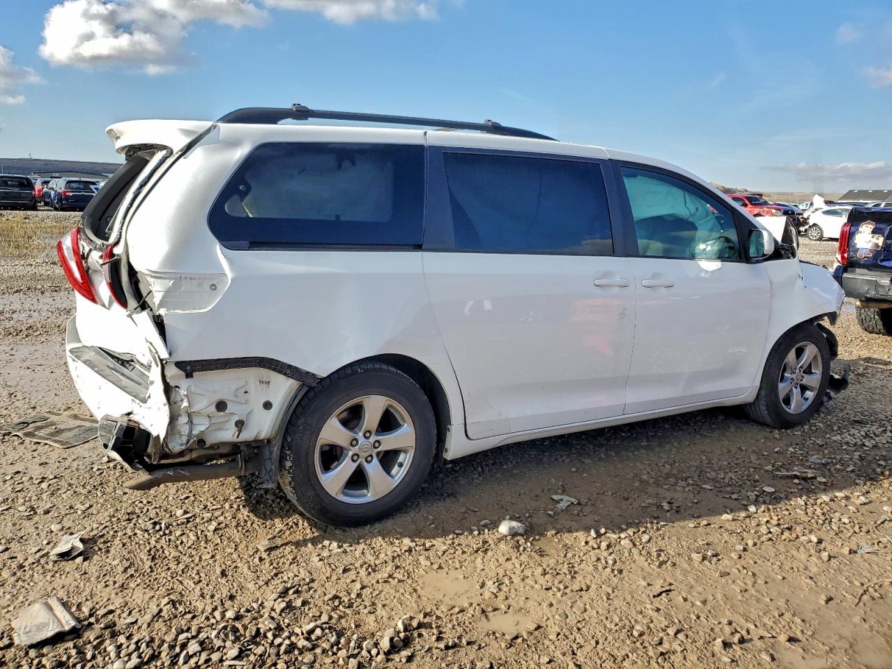 2015 Toyota Sienna Le Белый vin: 5TDKK3DC9FS616097