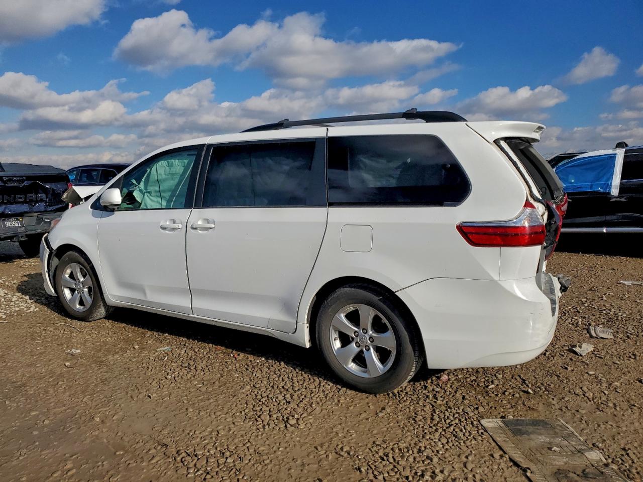 2015 Toyota Sienna Le Белый vin: 5TDKK3DC9FS616097