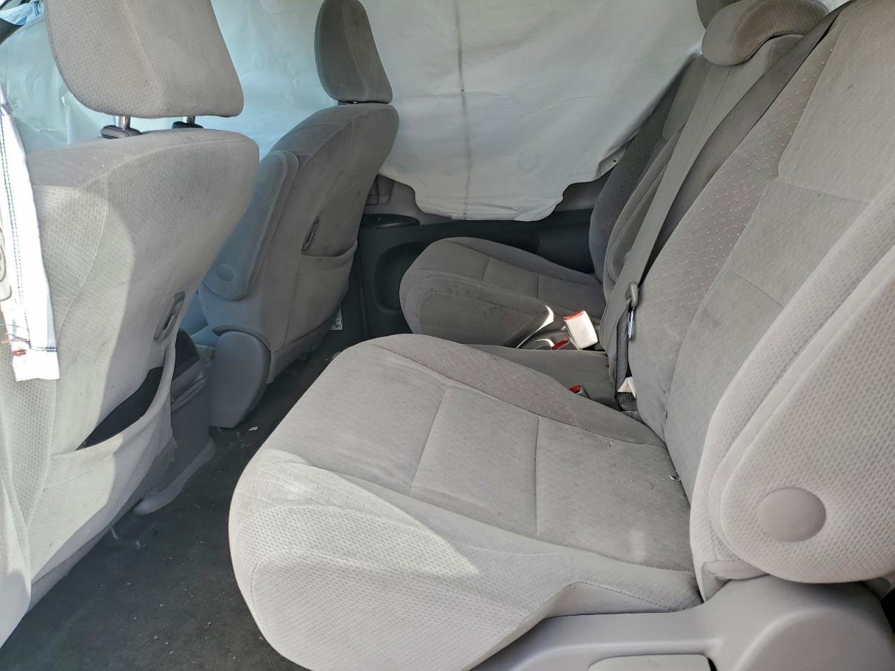 2015 Toyota Sienna Le Белый vin: 5TDKK3DC9FS616097