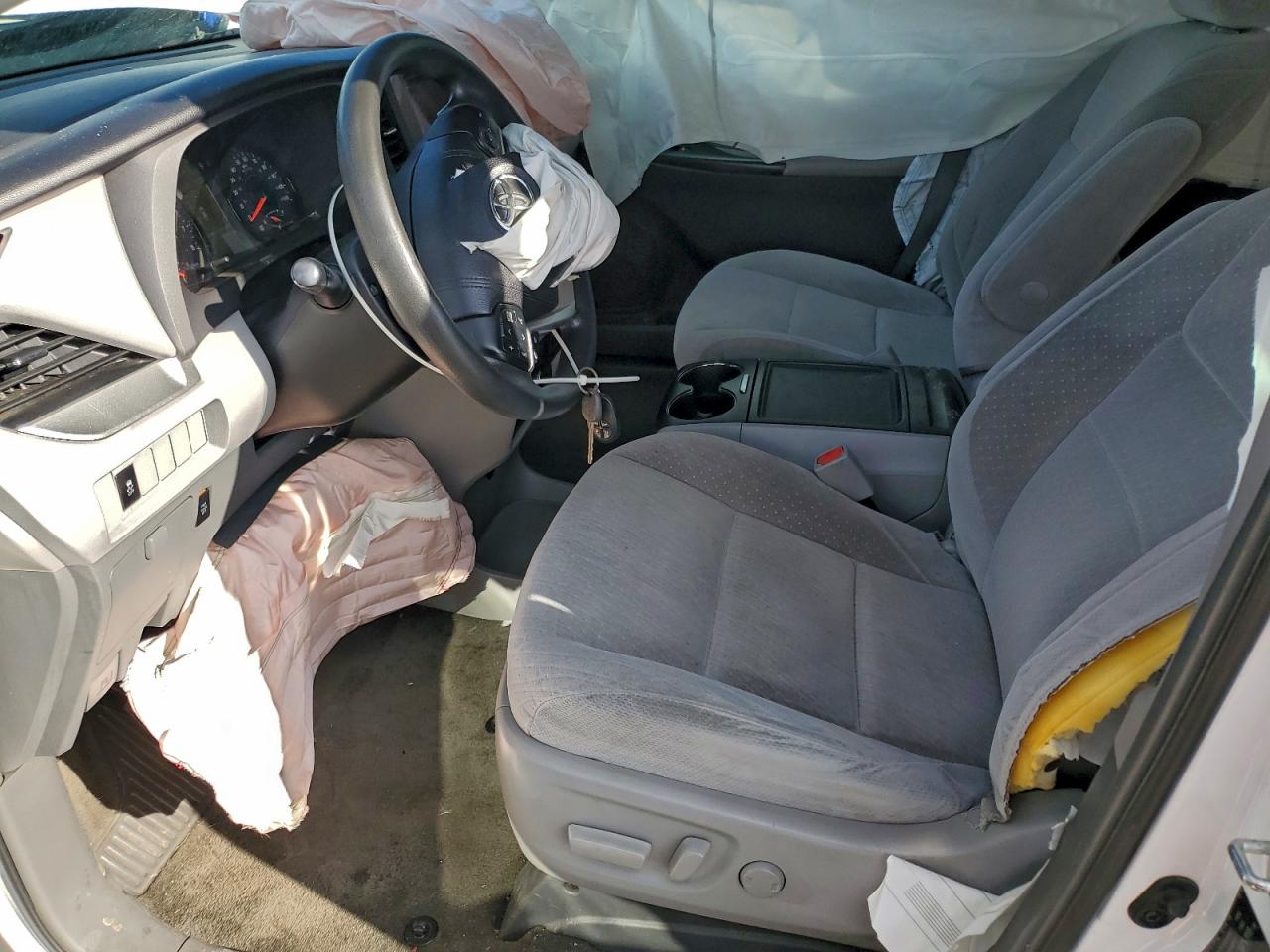 2015 Toyota Sienna Le Белый vin: 5TDKK3DC9FS616097