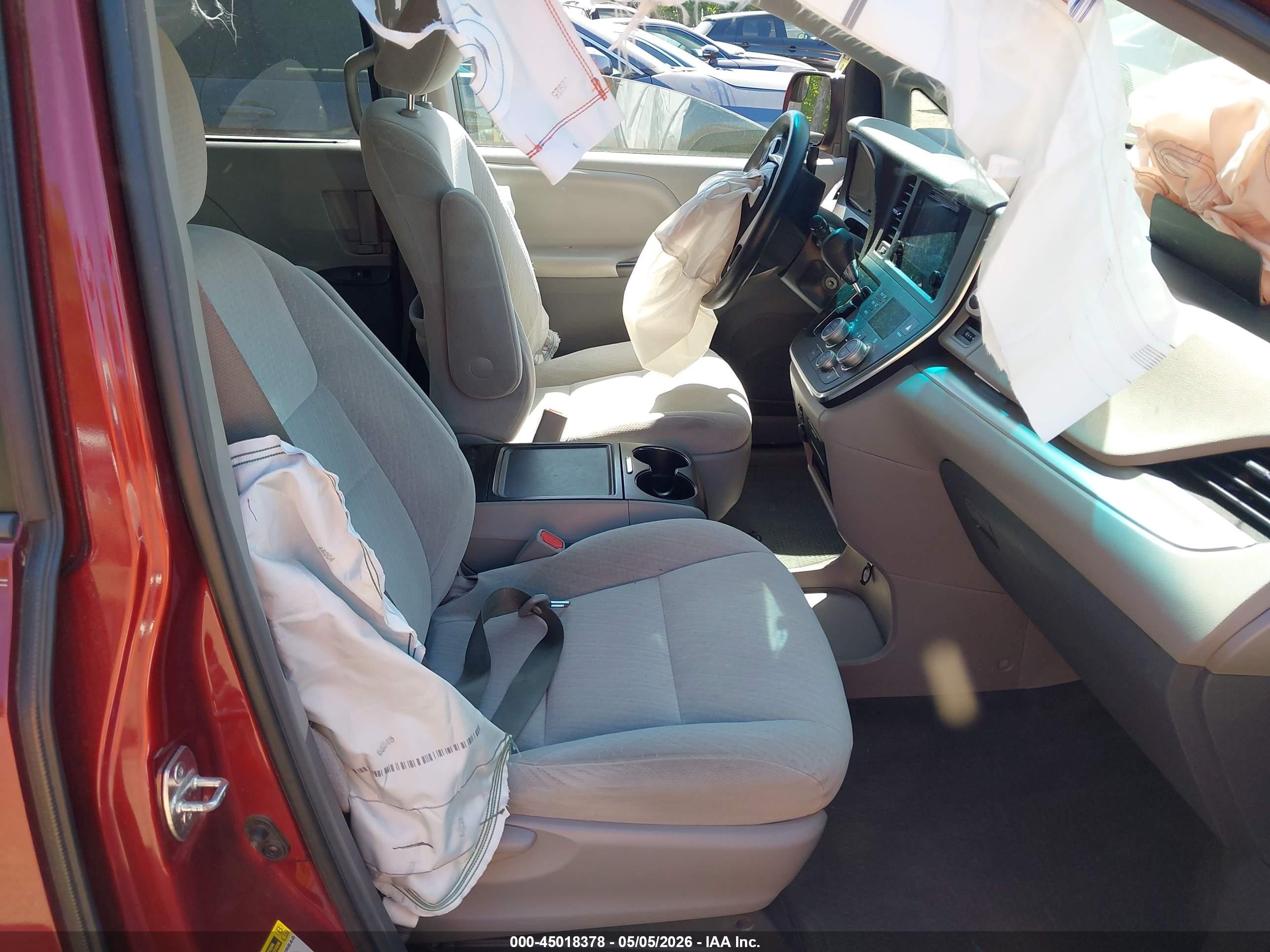 2015 Toyota Sienna Le 8 Passenger Red vin: 5TDKK3DC9FS648662