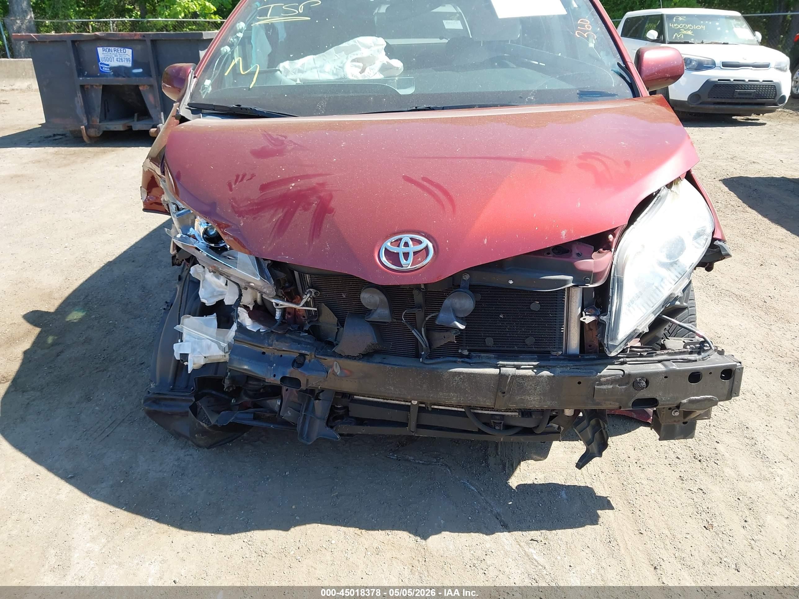2015 Toyota Sienna Le 8 Passenger Red vin: 5TDKK3DC9FS648662