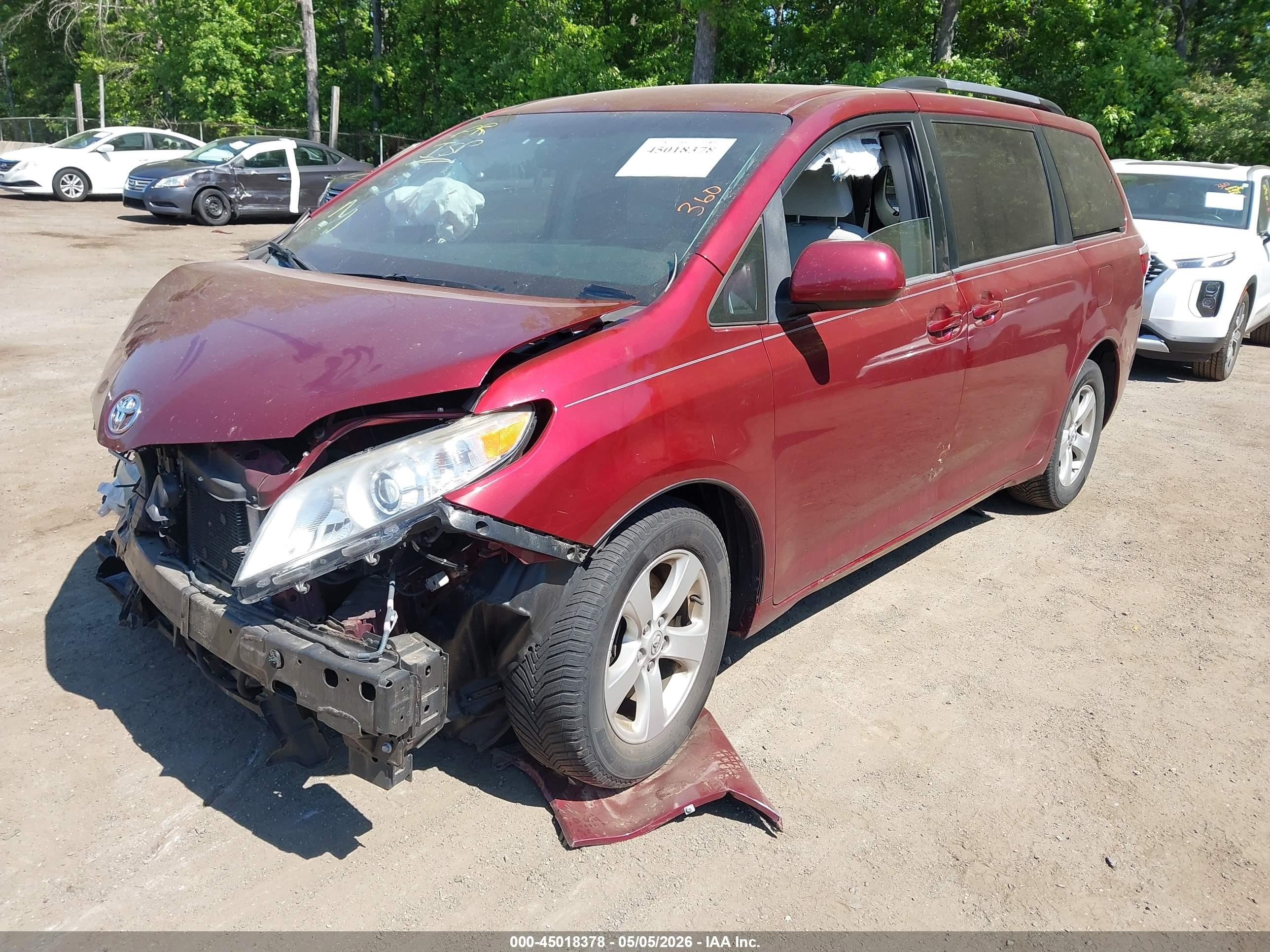 2015 Toyota Sienna Le 8 Passenger Red vin: 5TDKK3DC9FS648662