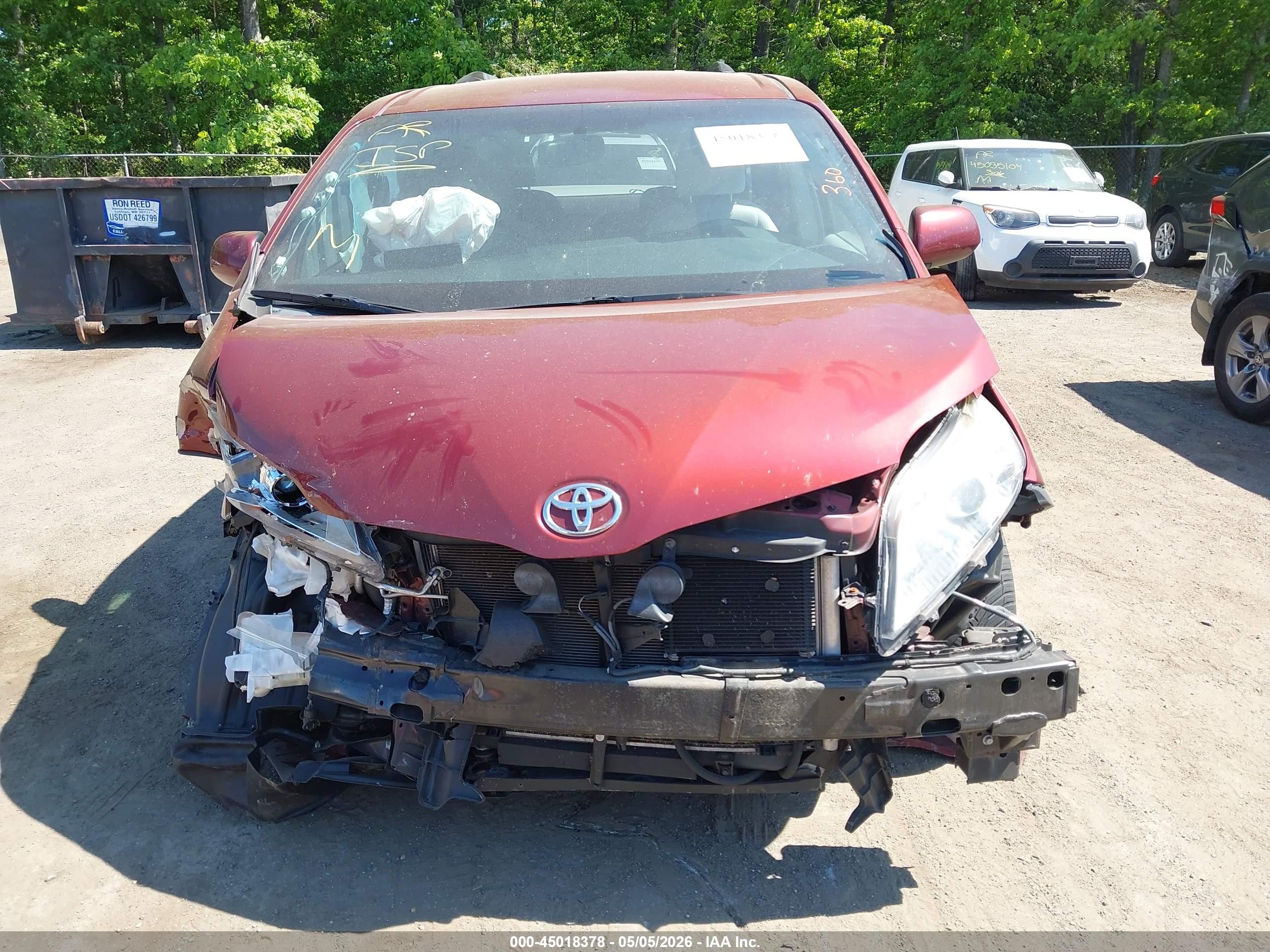 2015 Toyota Sienna Le 8 Passenger Red vin: 5TDKK3DC9FS648662