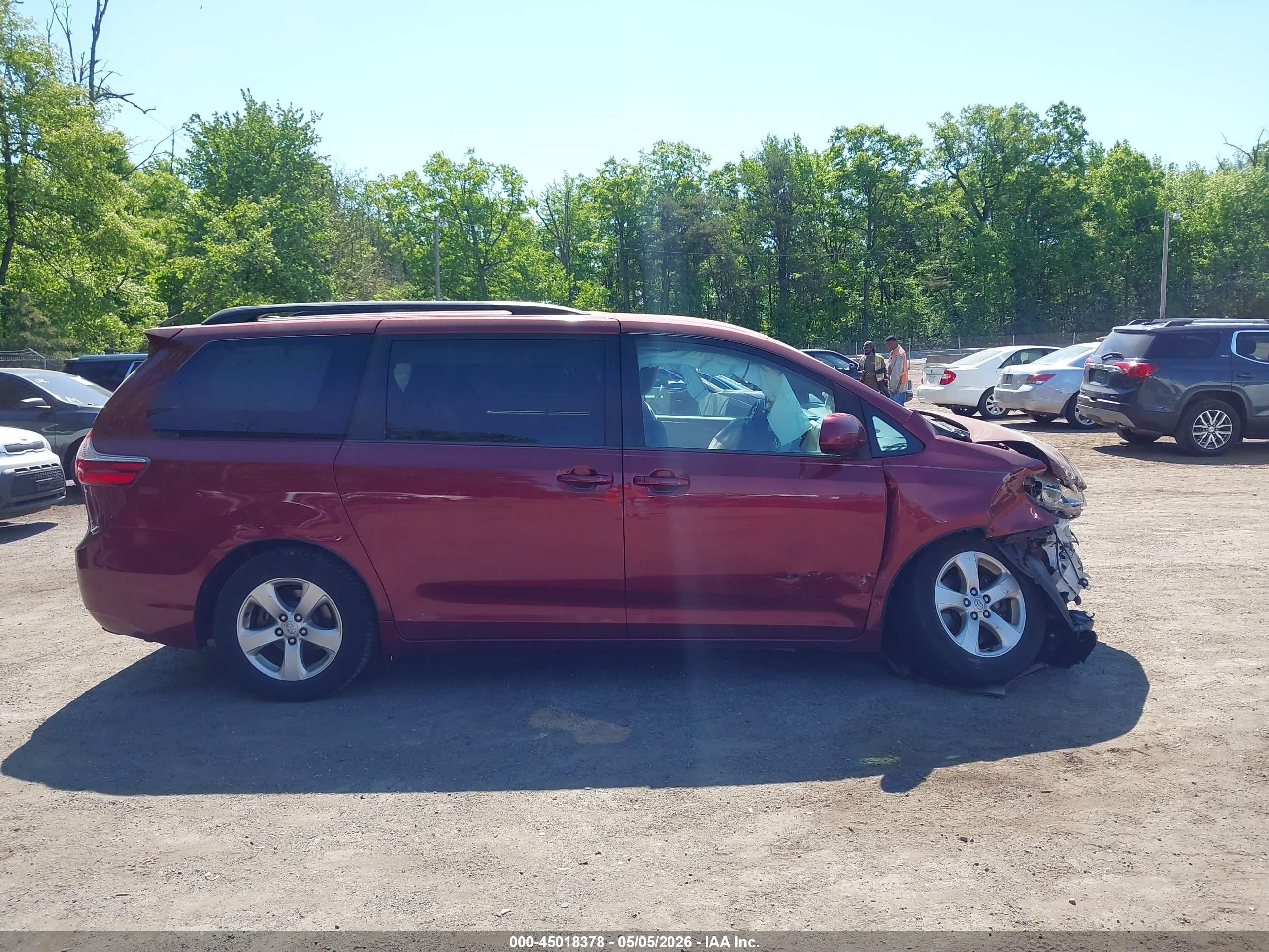 2015 Toyota Sienna Le 8 Passenger Red vin: 5TDKK3DC9FS648662