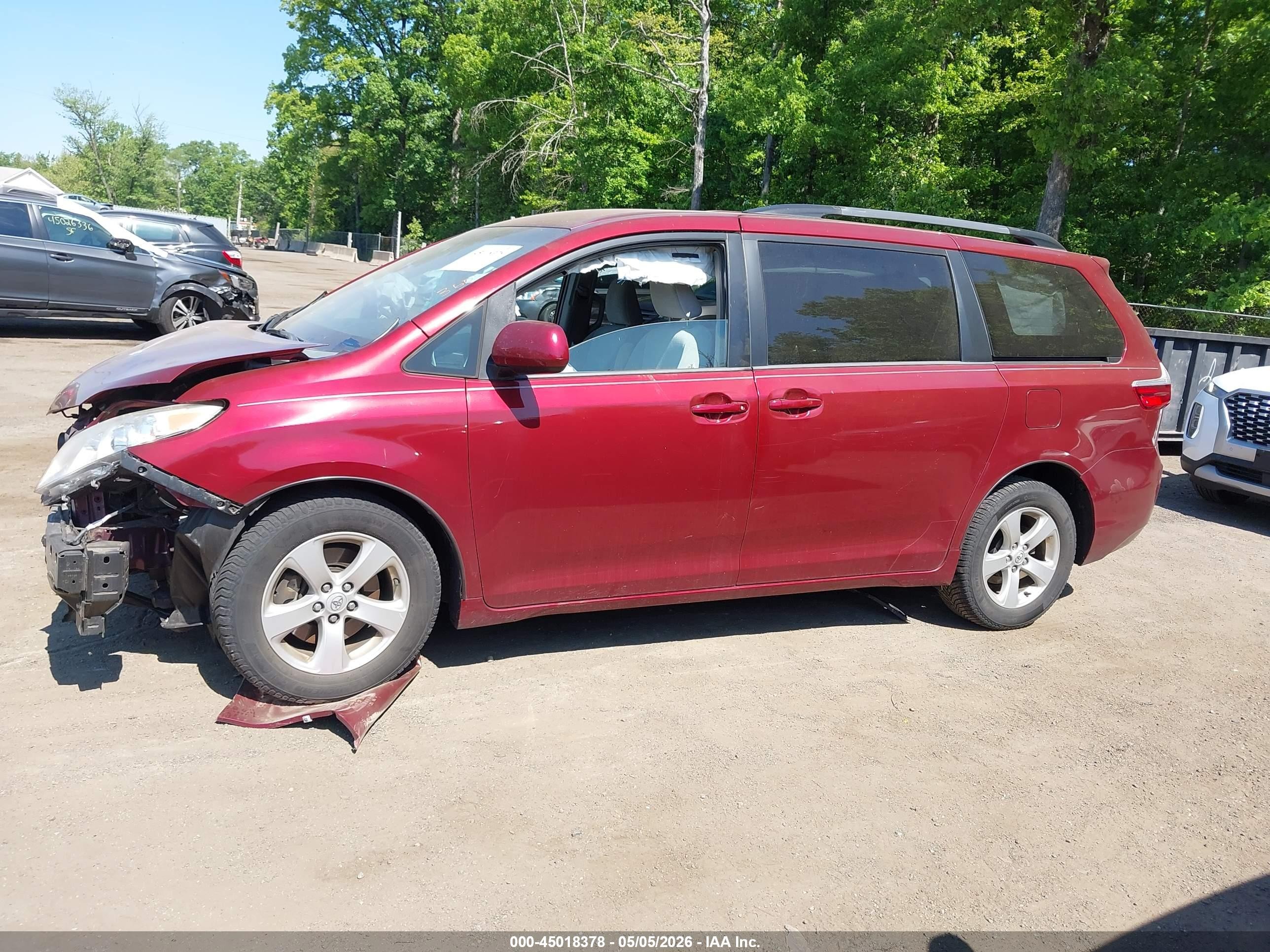 2015 Toyota Sienna Le 8 Passenger Red vin: 5TDKK3DC9FS648662