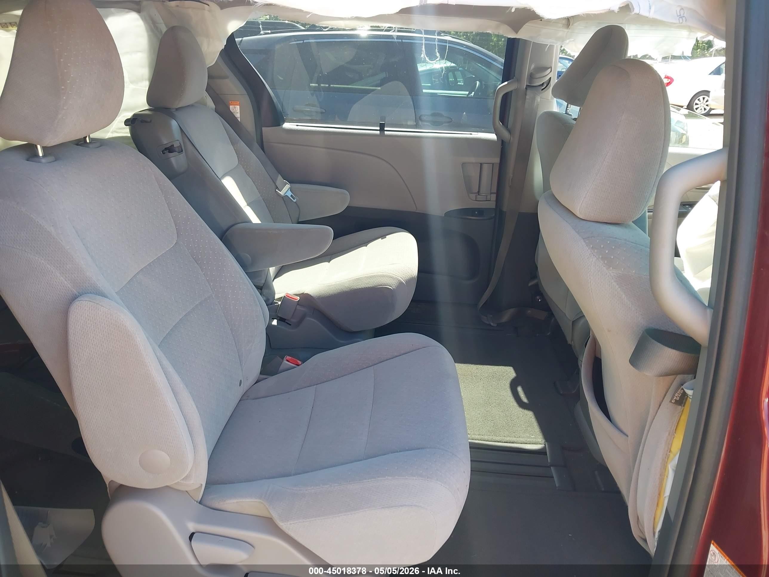 2015 Toyota Sienna Le 8 Passenger Red vin: 5TDKK3DC9FS648662