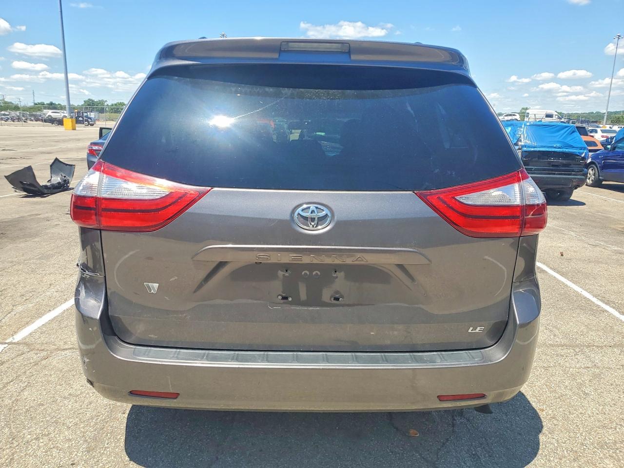 2015 Toyota Sienna Le Gray vin: 5TDKK3DC9FS659810