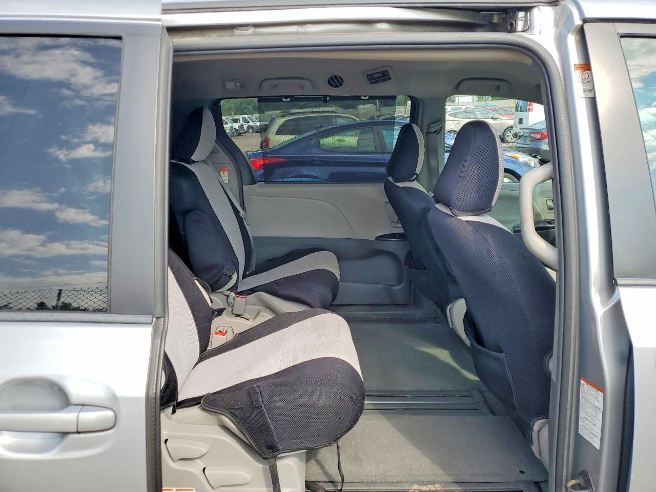 2015 Toyota Sienna Le Gray vin: 5TDKK3DC9FS670631