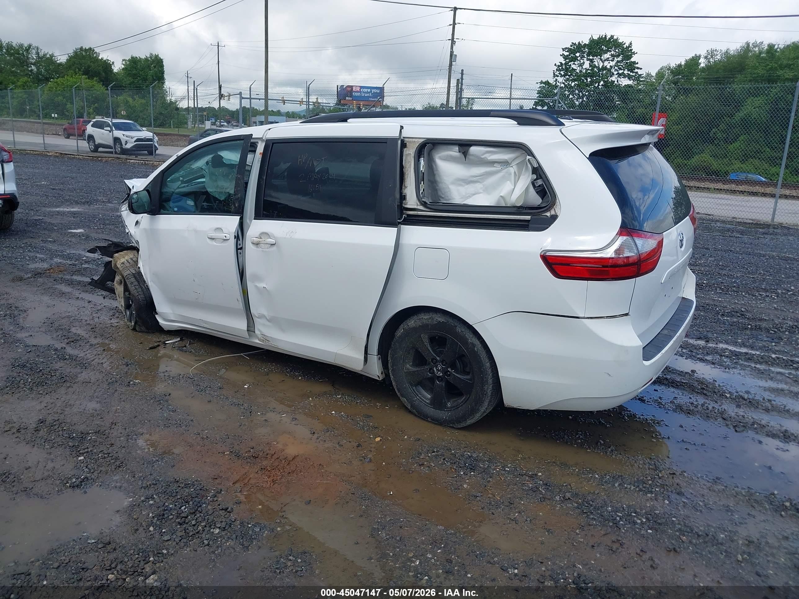 2015 Toyota Sienna Le 8 Passenger Белый vin: 5TDKK3DC9FS686683