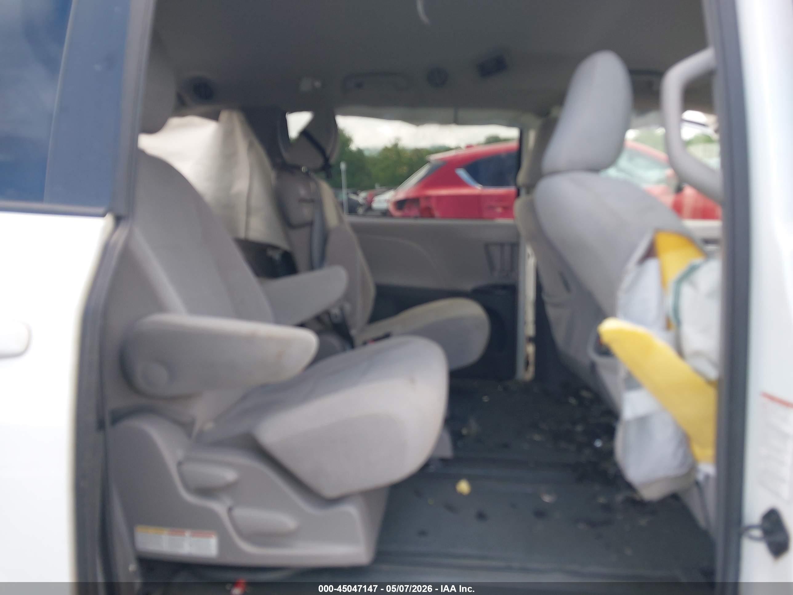 2015 Toyota Sienna Le 8 Passenger Белый vin: 5TDKK3DC9FS686683