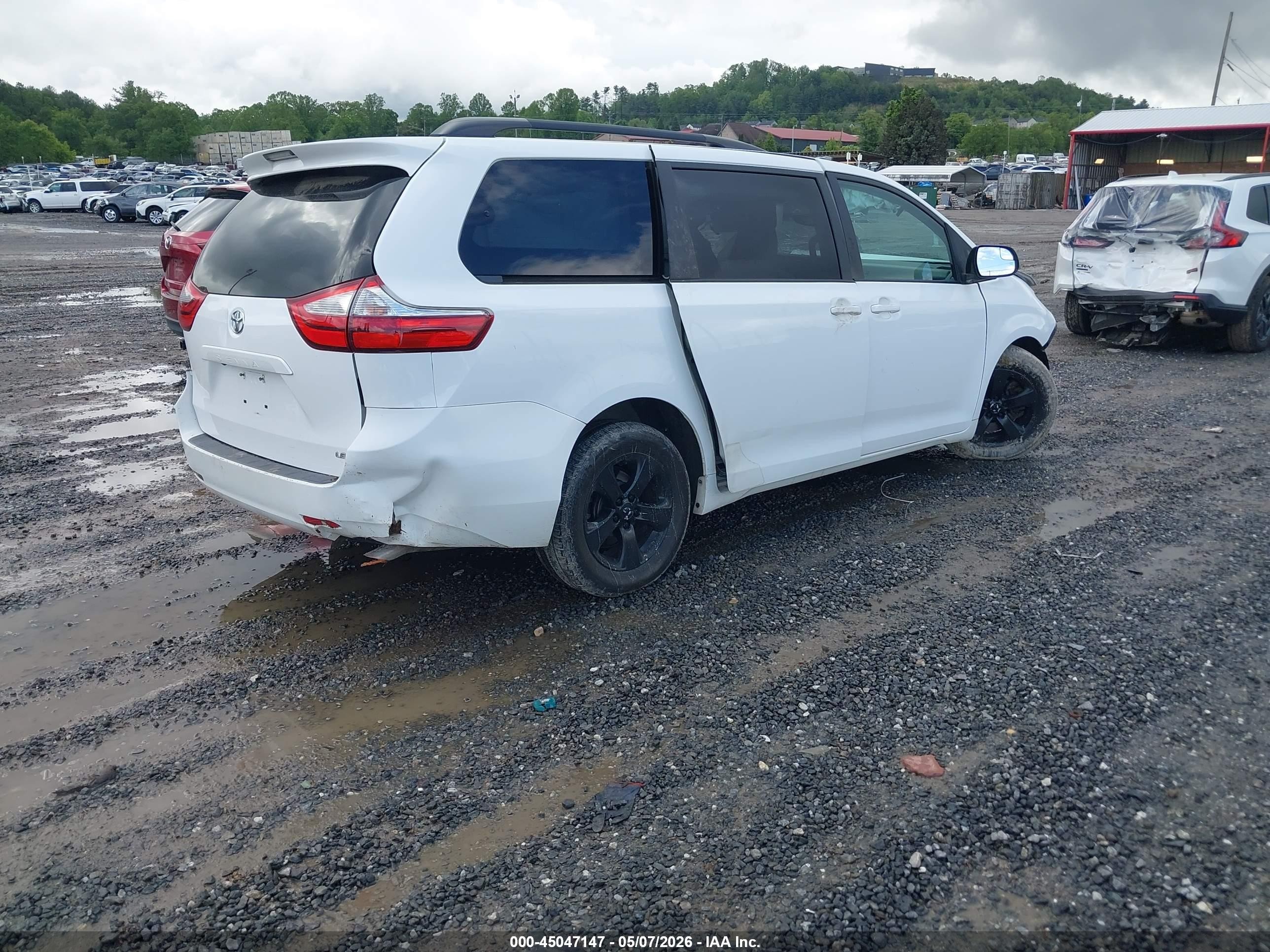2015 Toyota Sienna Le 8 Passenger Белый vin: 5TDKK3DC9FS686683