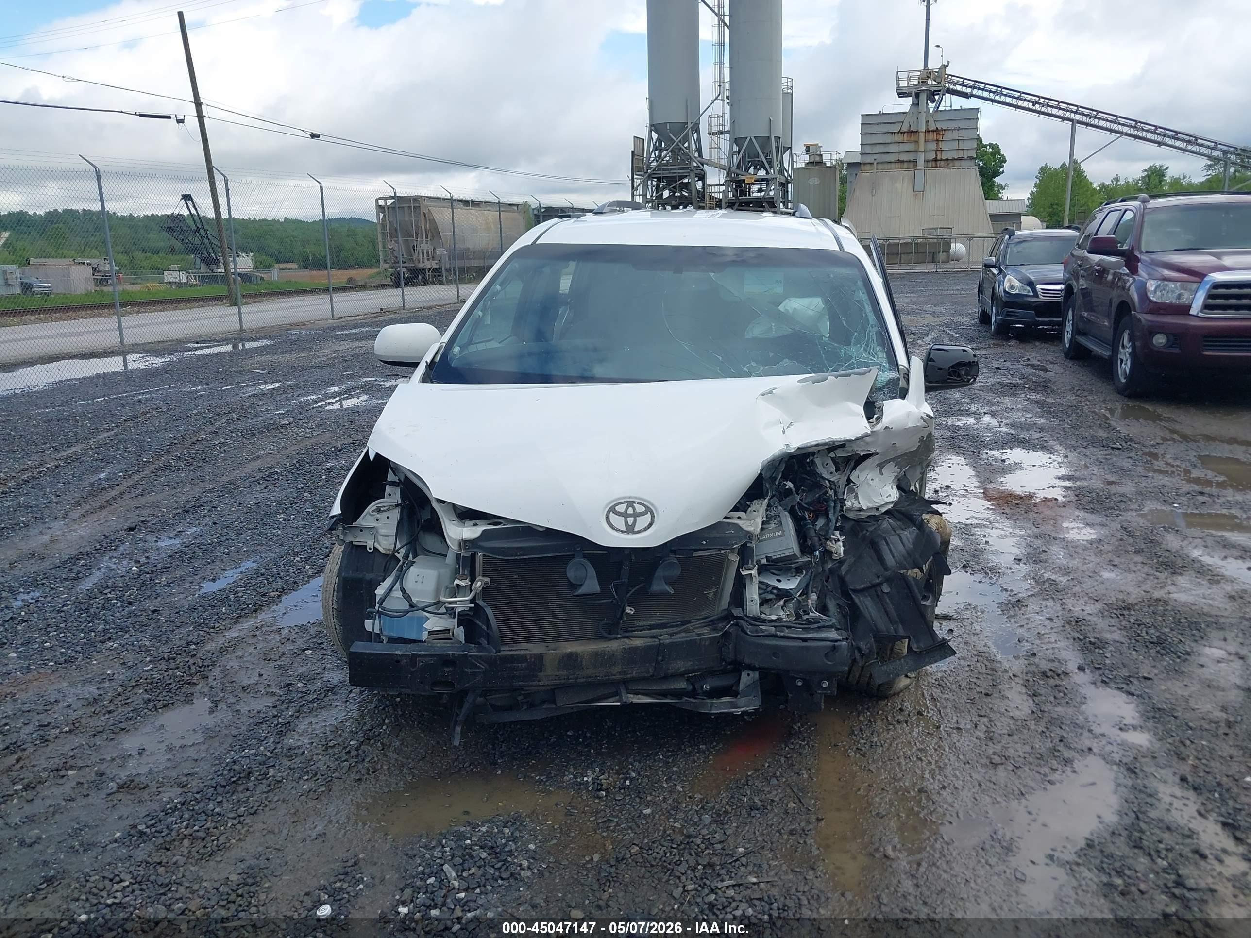 2015 Toyota Sienna Le 8 Passenger Белый vin: 5TDKK3DC9FS686683