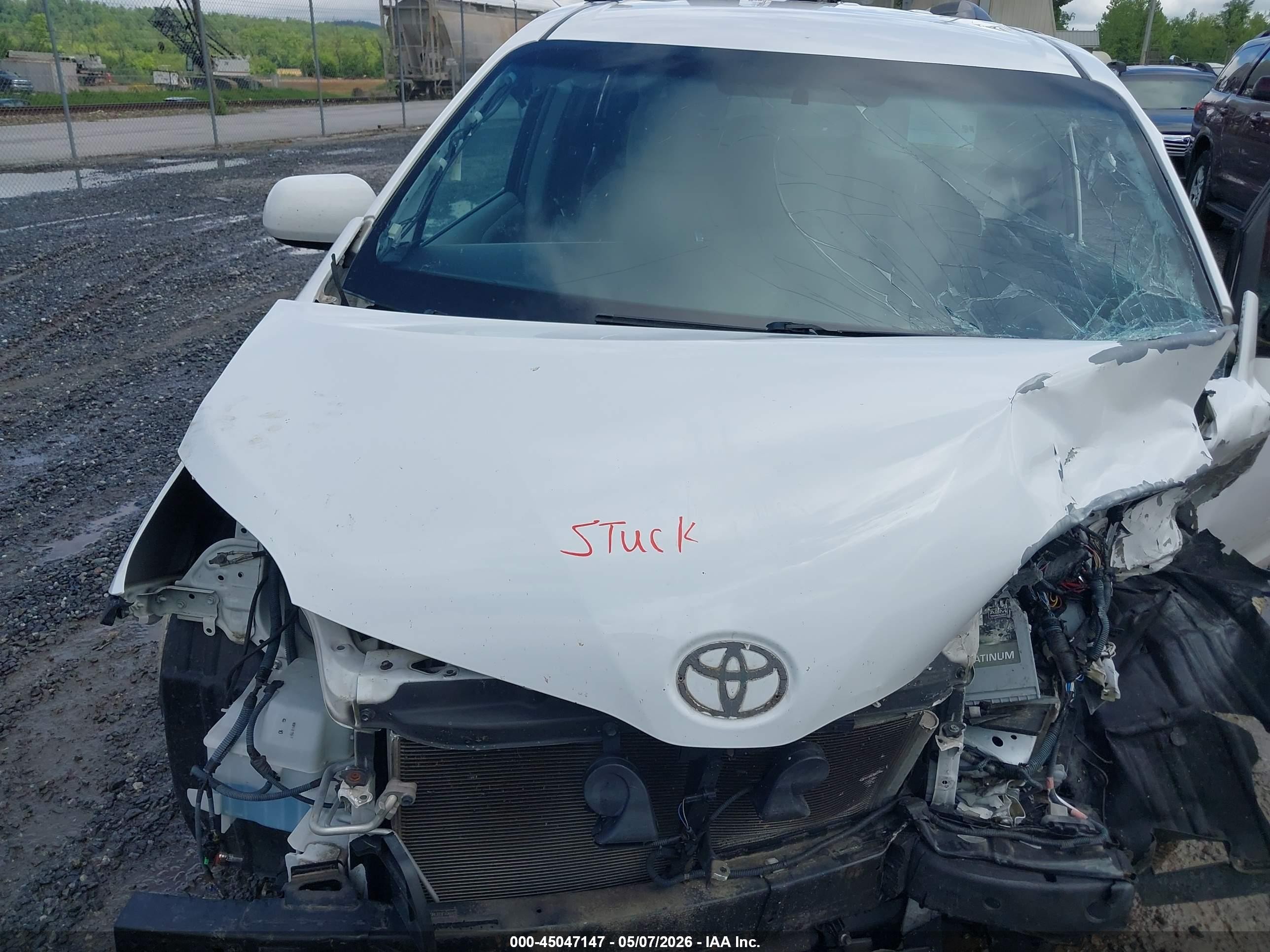 2015 Toyota Sienna Le 8 Passenger Белый vin: 5TDKK3DC9FS686683