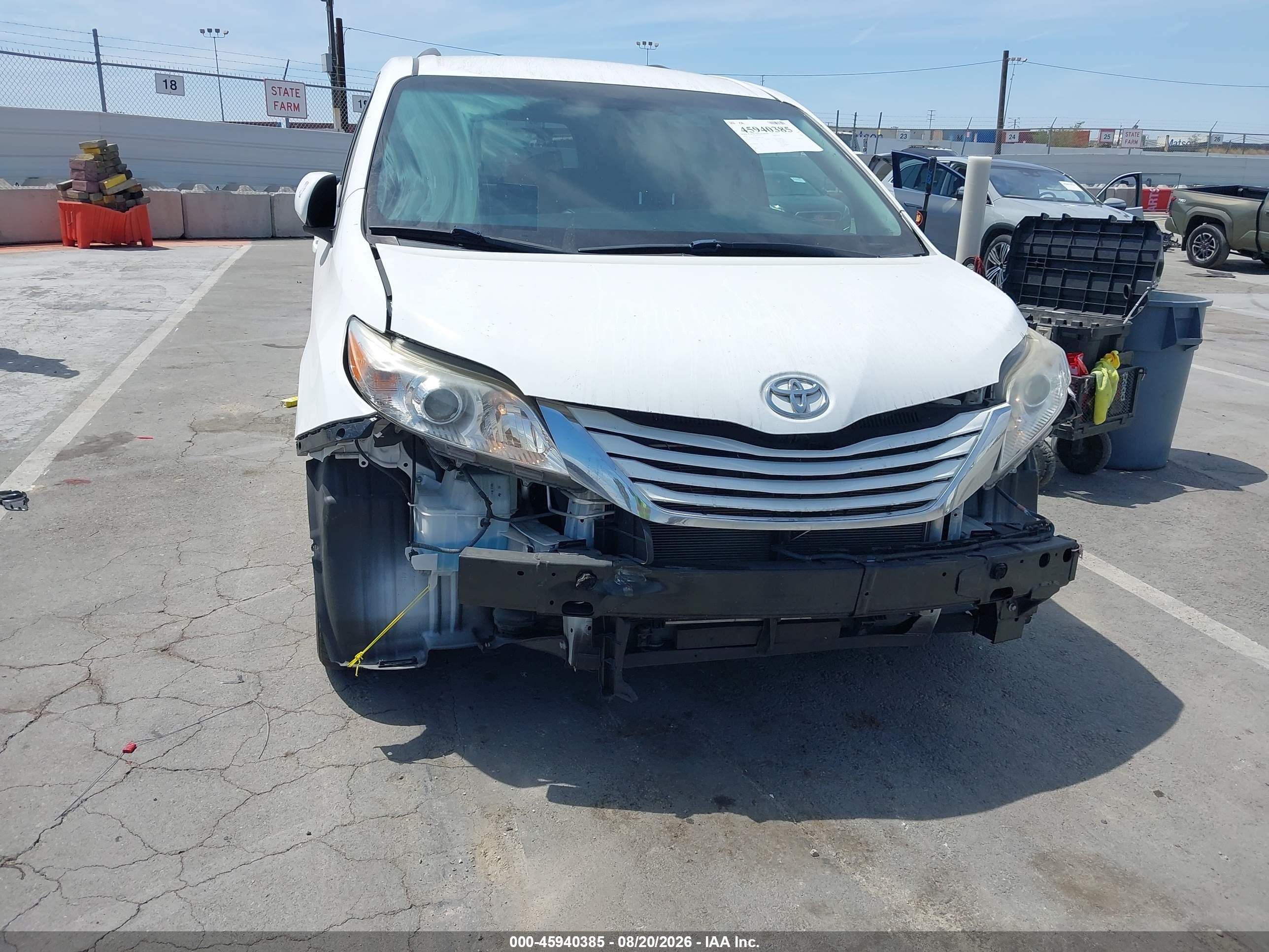 2016 Toyota Sienna Le 8 Passenger White vin: 5TDKK3DC9GS712362