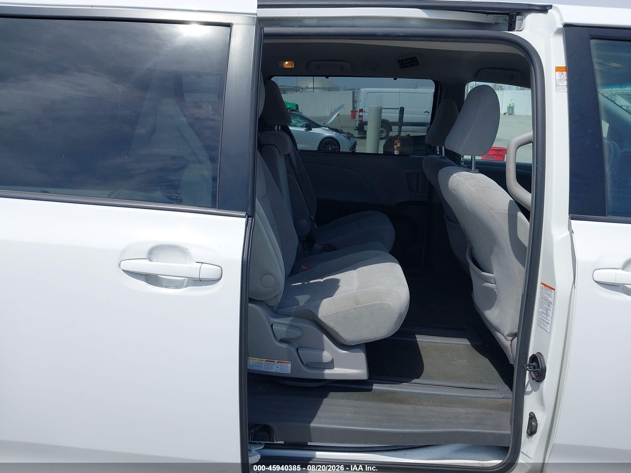 2016 Toyota Sienna Le 8 Passenger White vin: 5TDKK3DC9GS712362