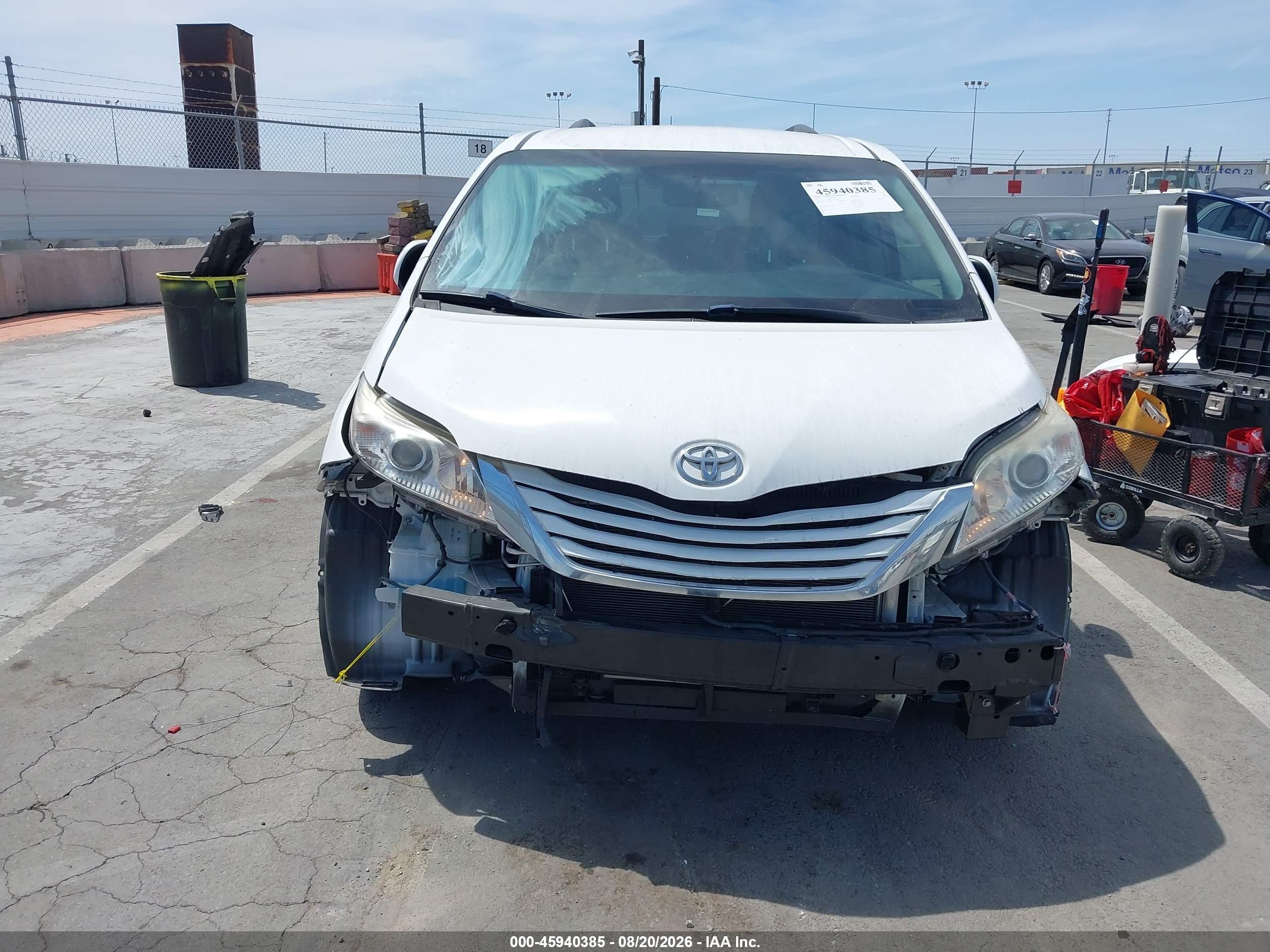 2016 Toyota Sienna Le 8 Passenger White vin: 5TDKK3DC9GS712362