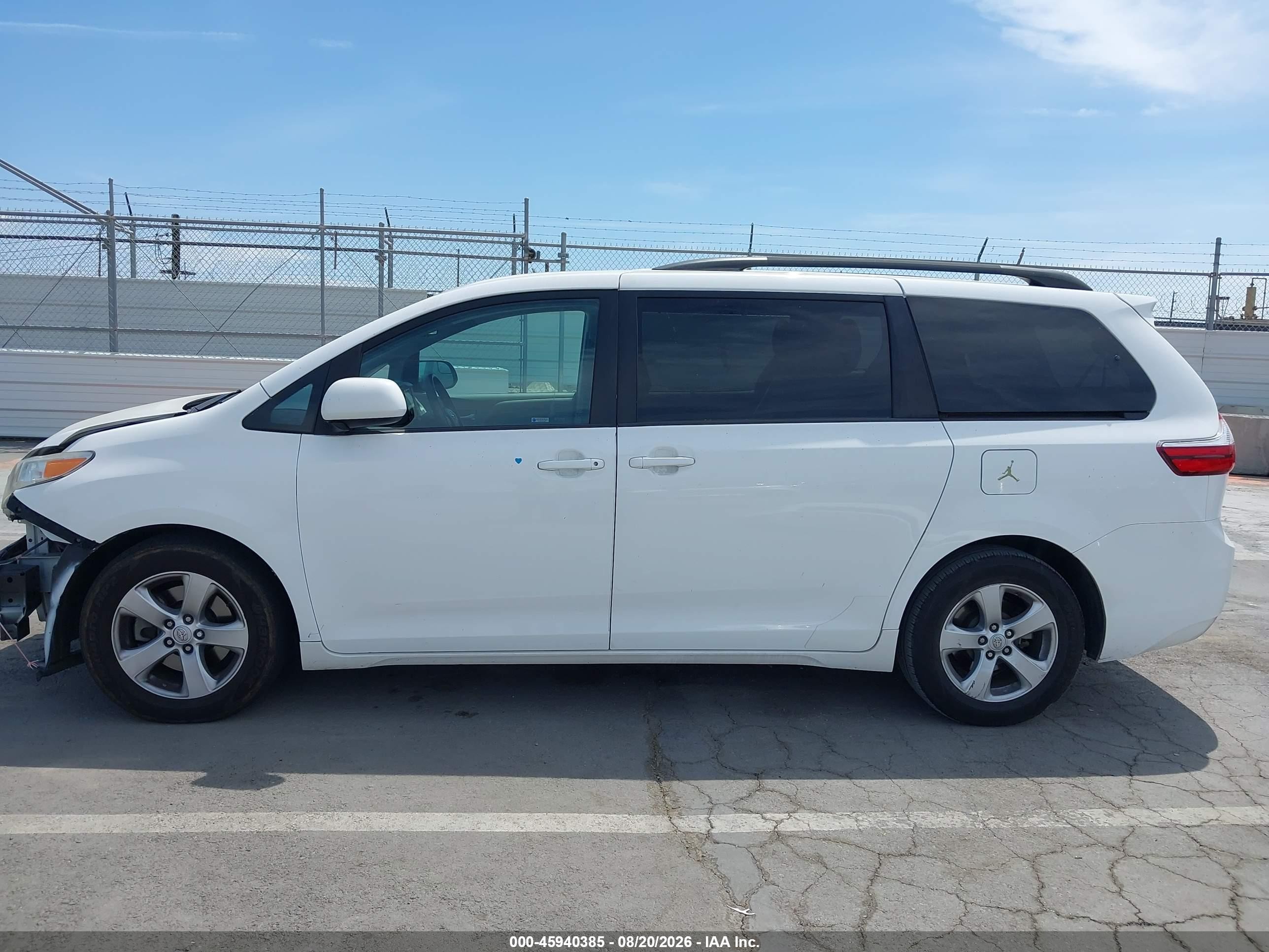 2016 Toyota Sienna Le 8 Passenger White vin: 5TDKK3DC9GS712362