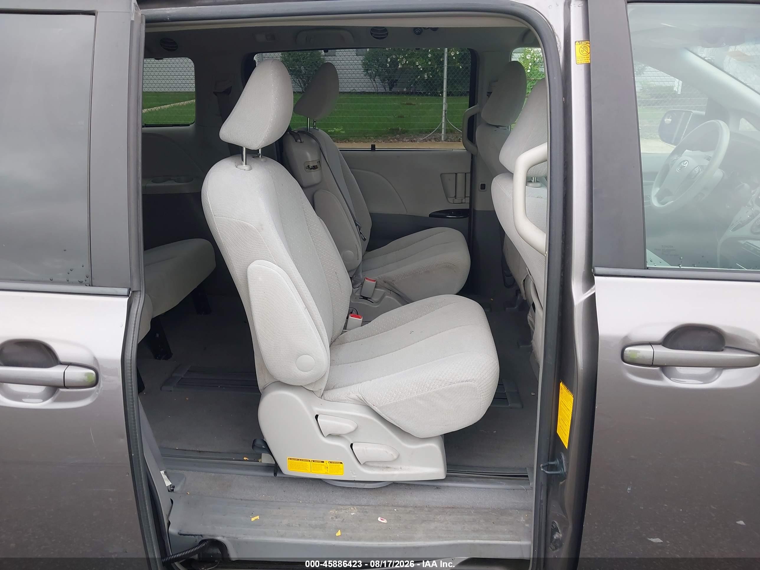 2011 Toyota Sienna Le V6 Gray vin: 5TDKK3DCXBS018854