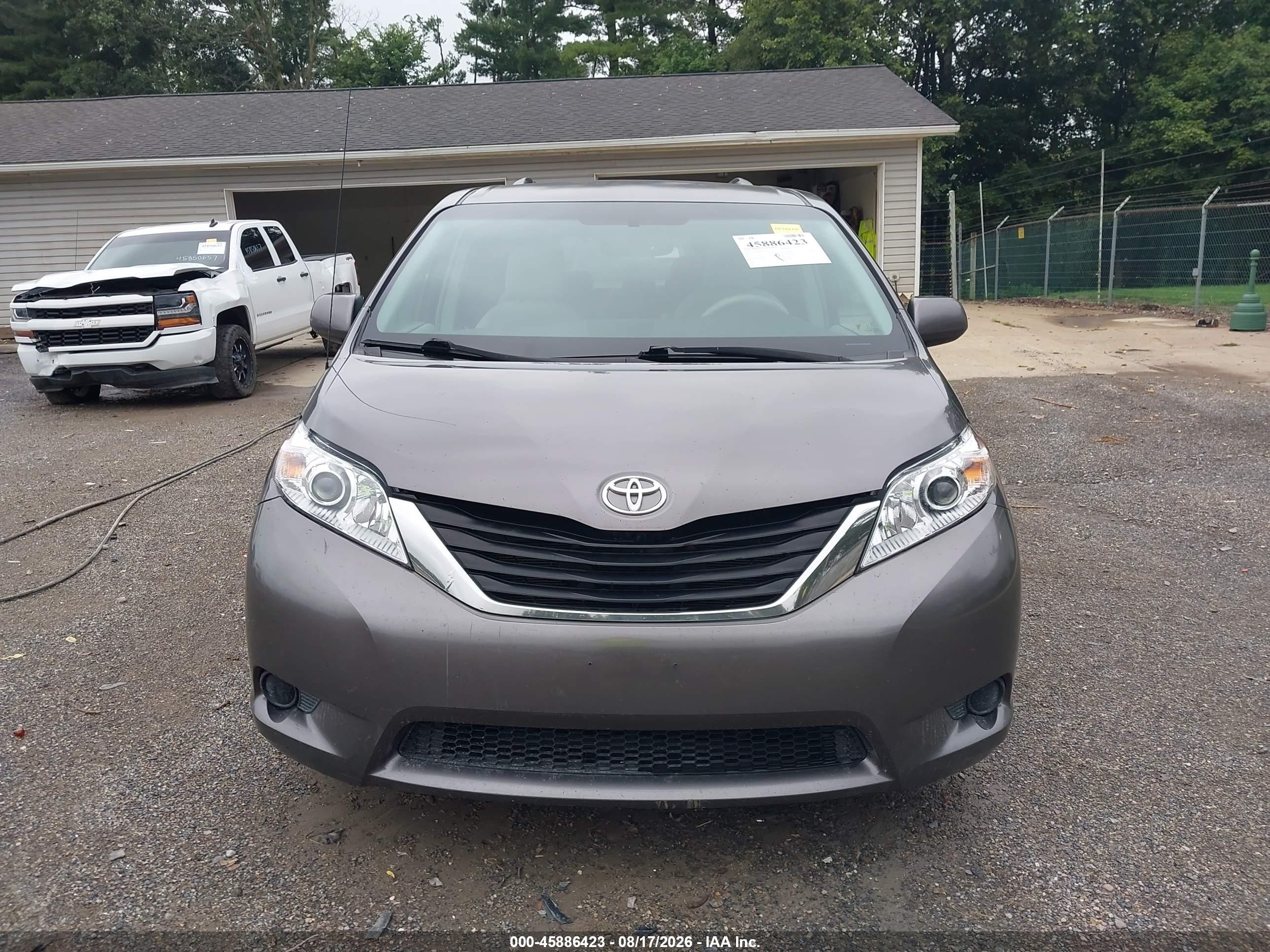 2011 Toyota Sienna Le V6 Gray vin: 5TDKK3DCXBS018854