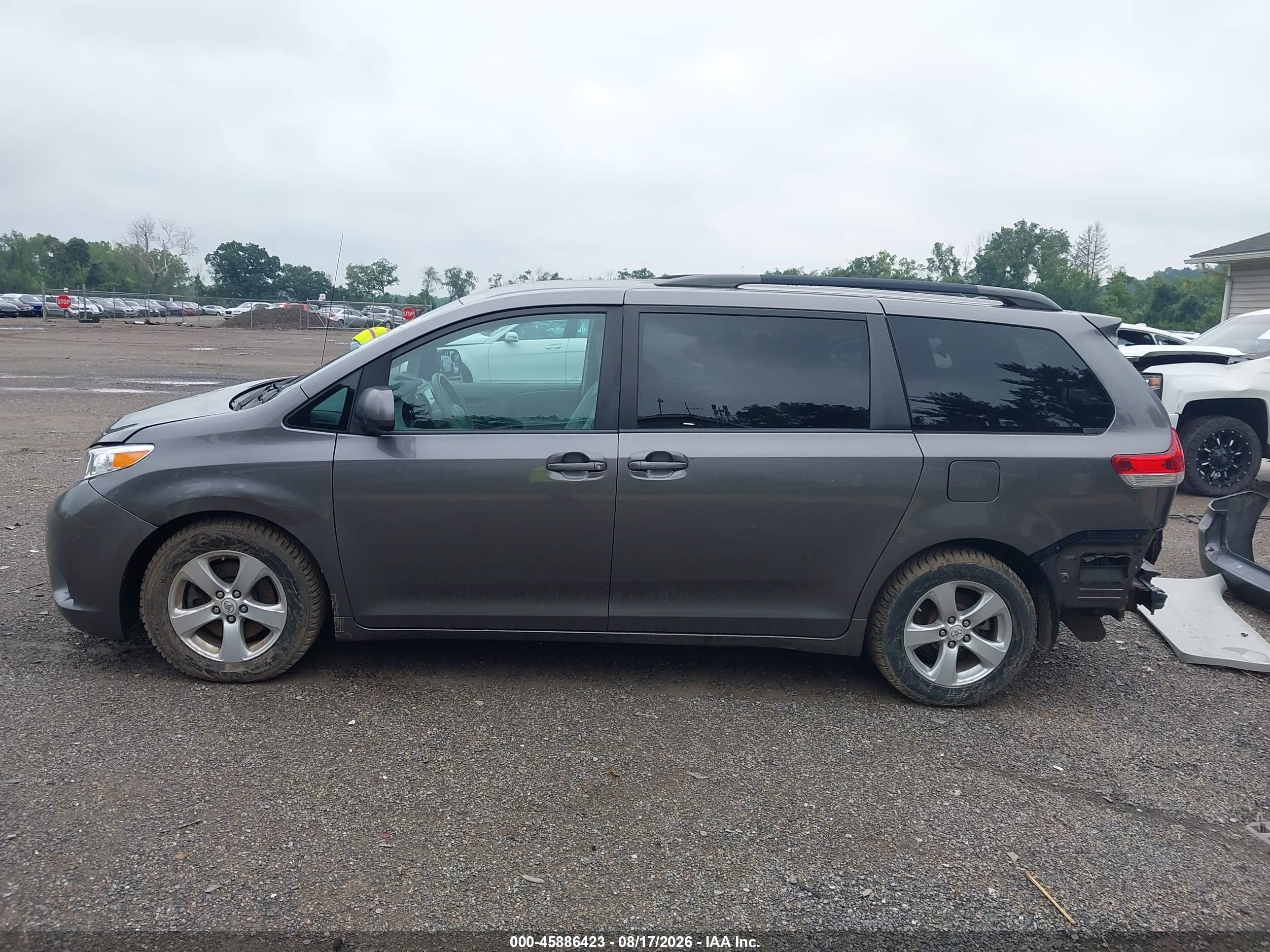 2011 Toyota Sienna Le V6 Gray vin: 5TDKK3DCXBS018854
