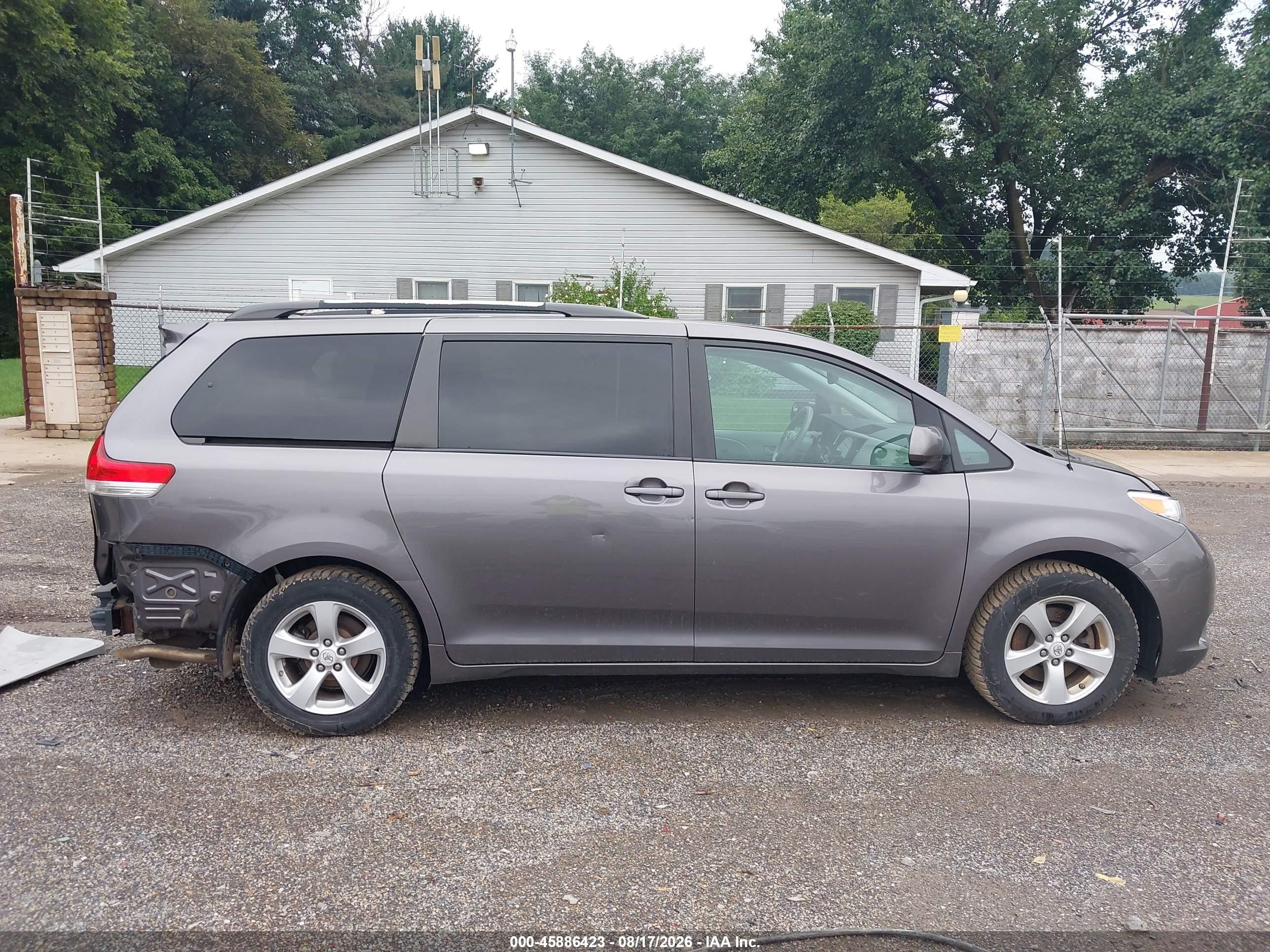 2011 Toyota Sienna Le V6 Gray vin: 5TDKK3DCXBS018854