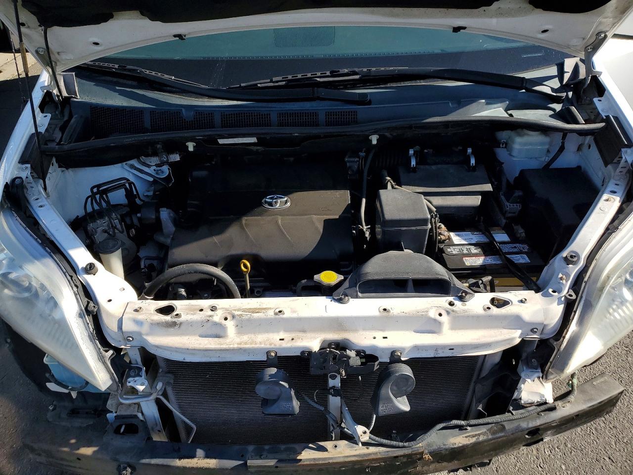 2011 Toyota Sienna Le Белый vin: 5TDKK3DCXBS027800