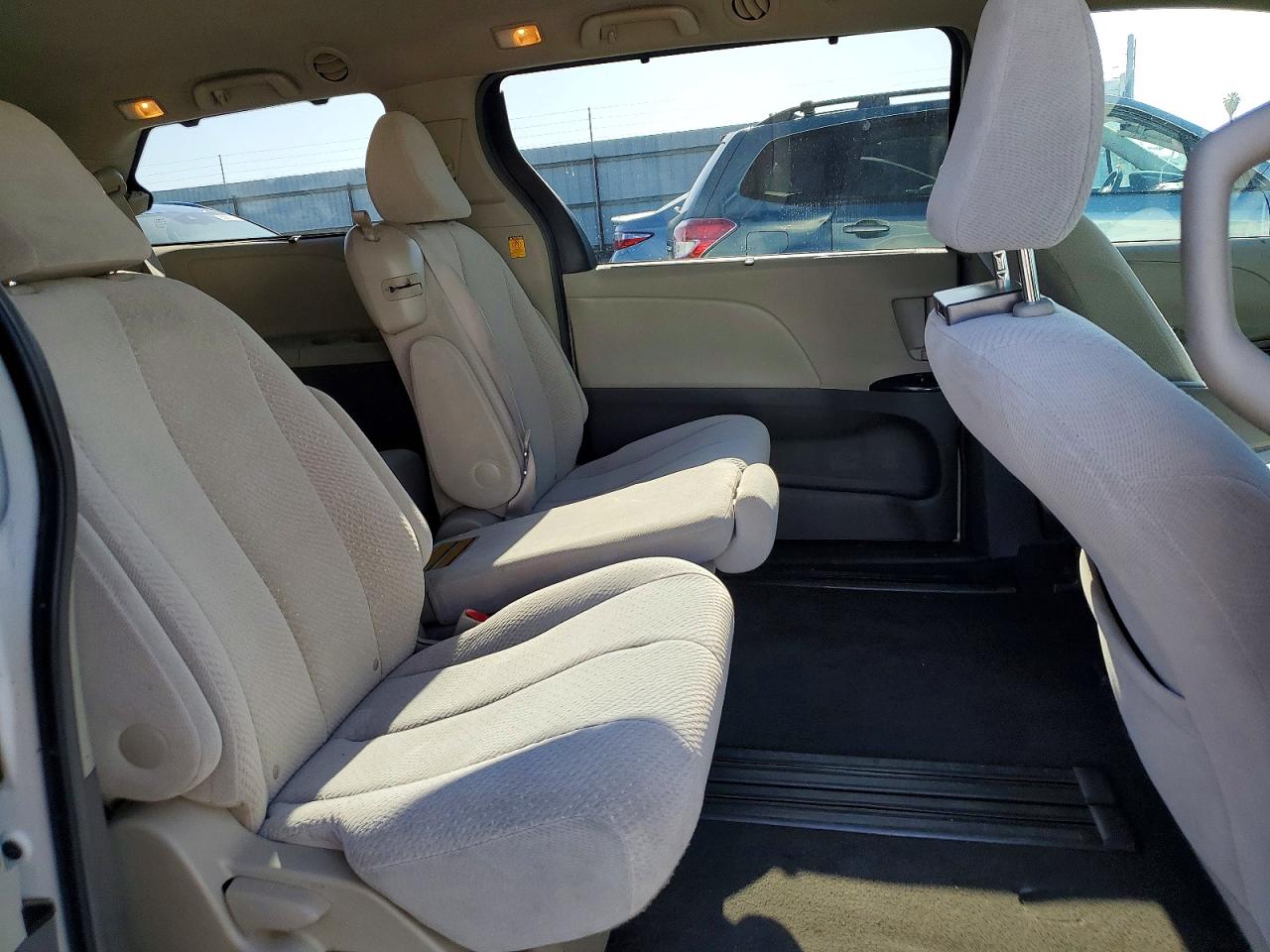 2011 Toyota Sienna Le Белый vin: 5TDKK3DCXBS027800
