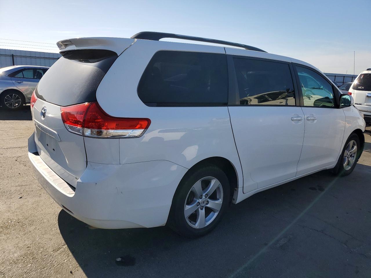 2011 Toyota Sienna Le Белый vin: 5TDKK3DCXBS027800