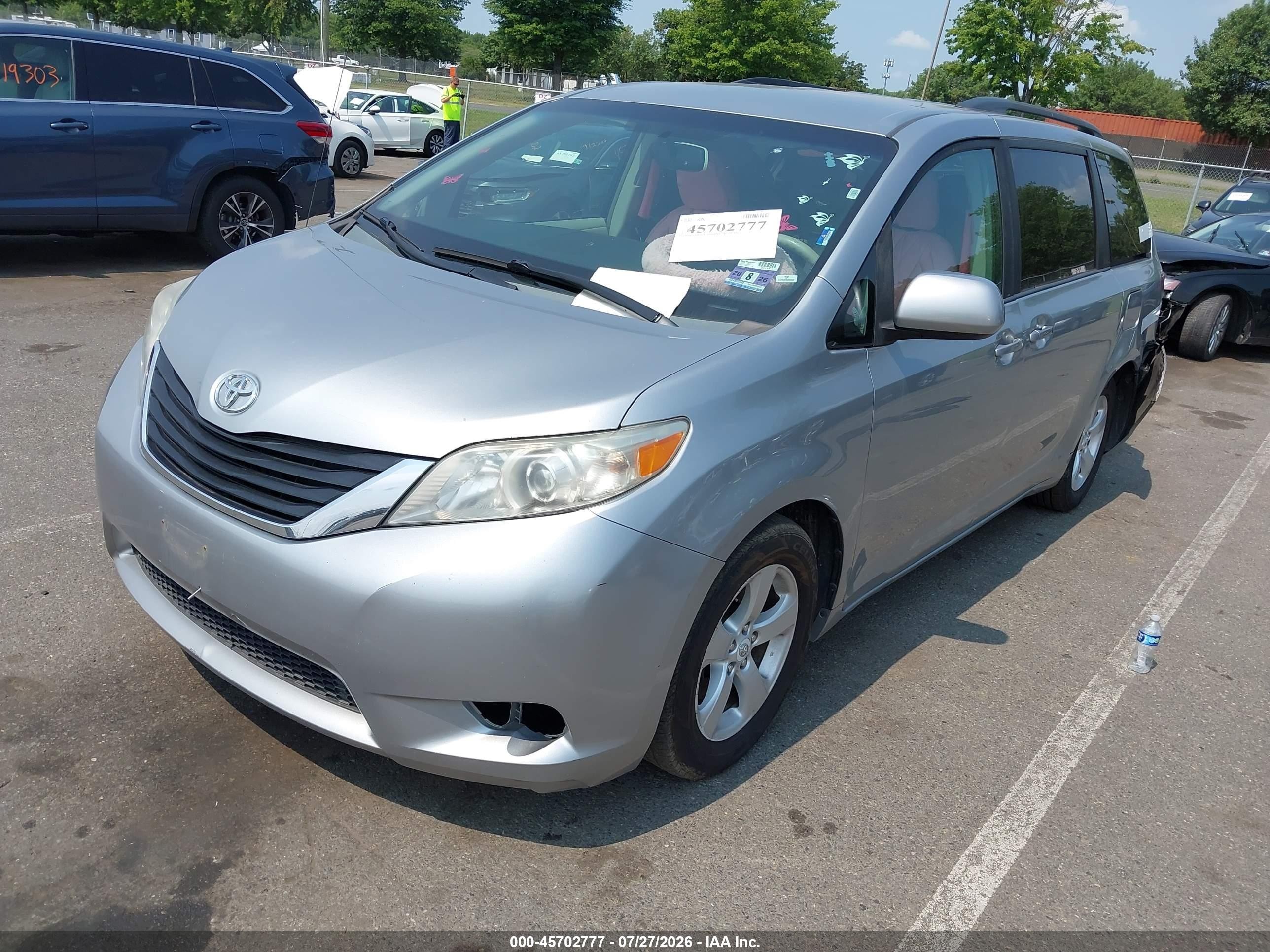 2011 Toyota Sienna Le V6 Silver vin: 5TDKK3DCXBS048842