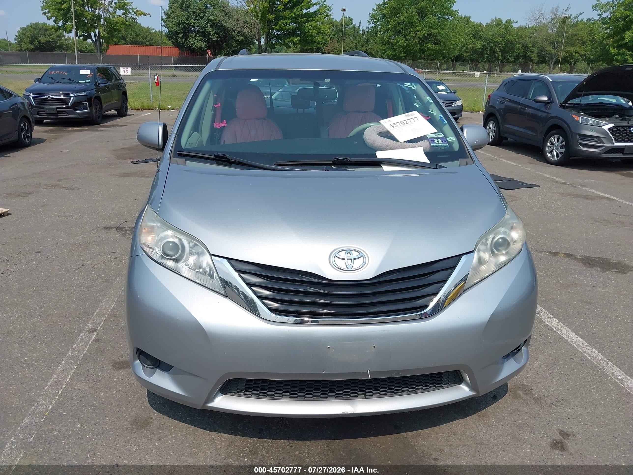 2011 Toyota Sienna Le V6 Silver vin: 5TDKK3DCXBS048842