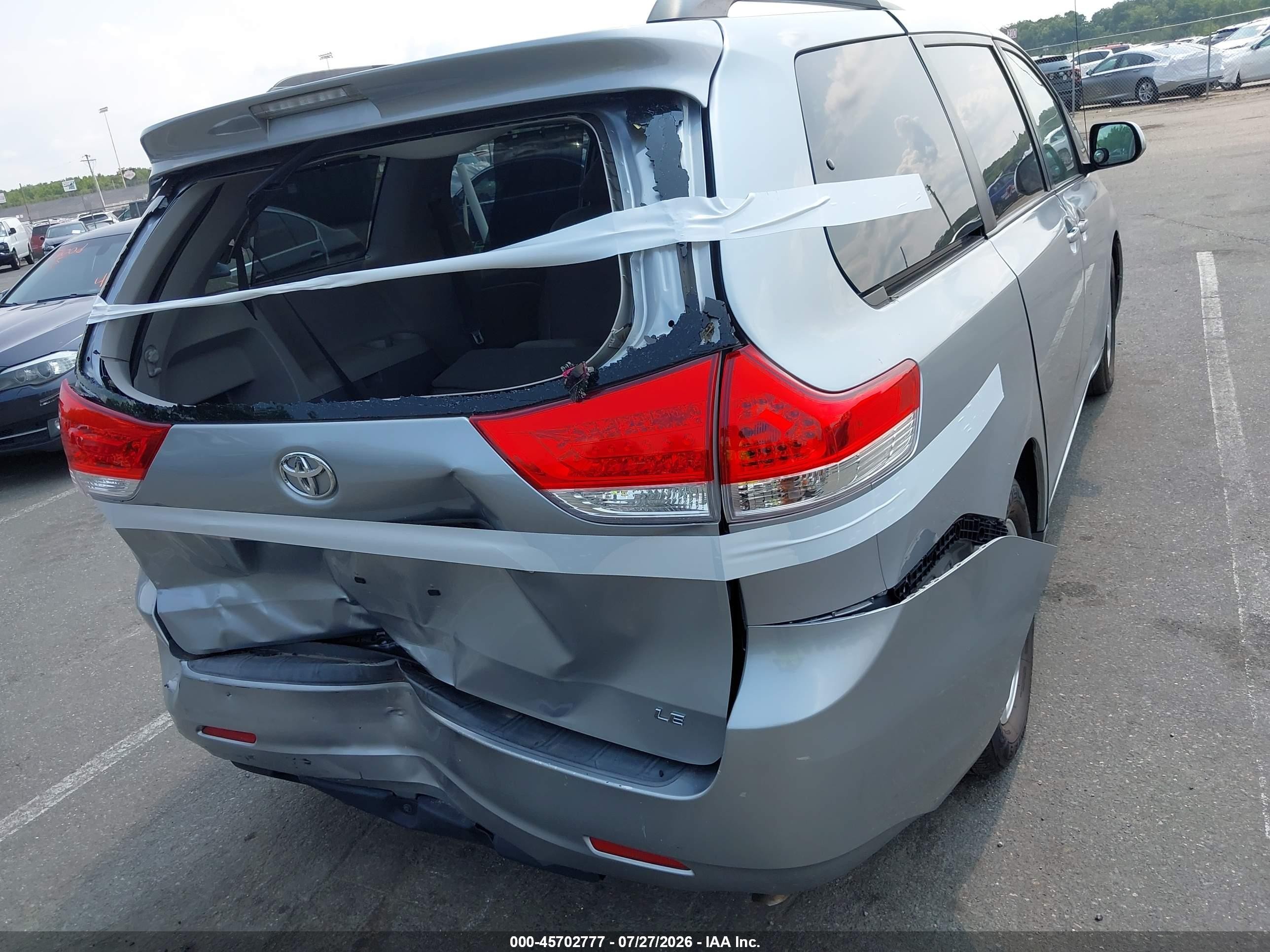 2011 Toyota Sienna Le V6 Silver vin: 5TDKK3DCXBS048842