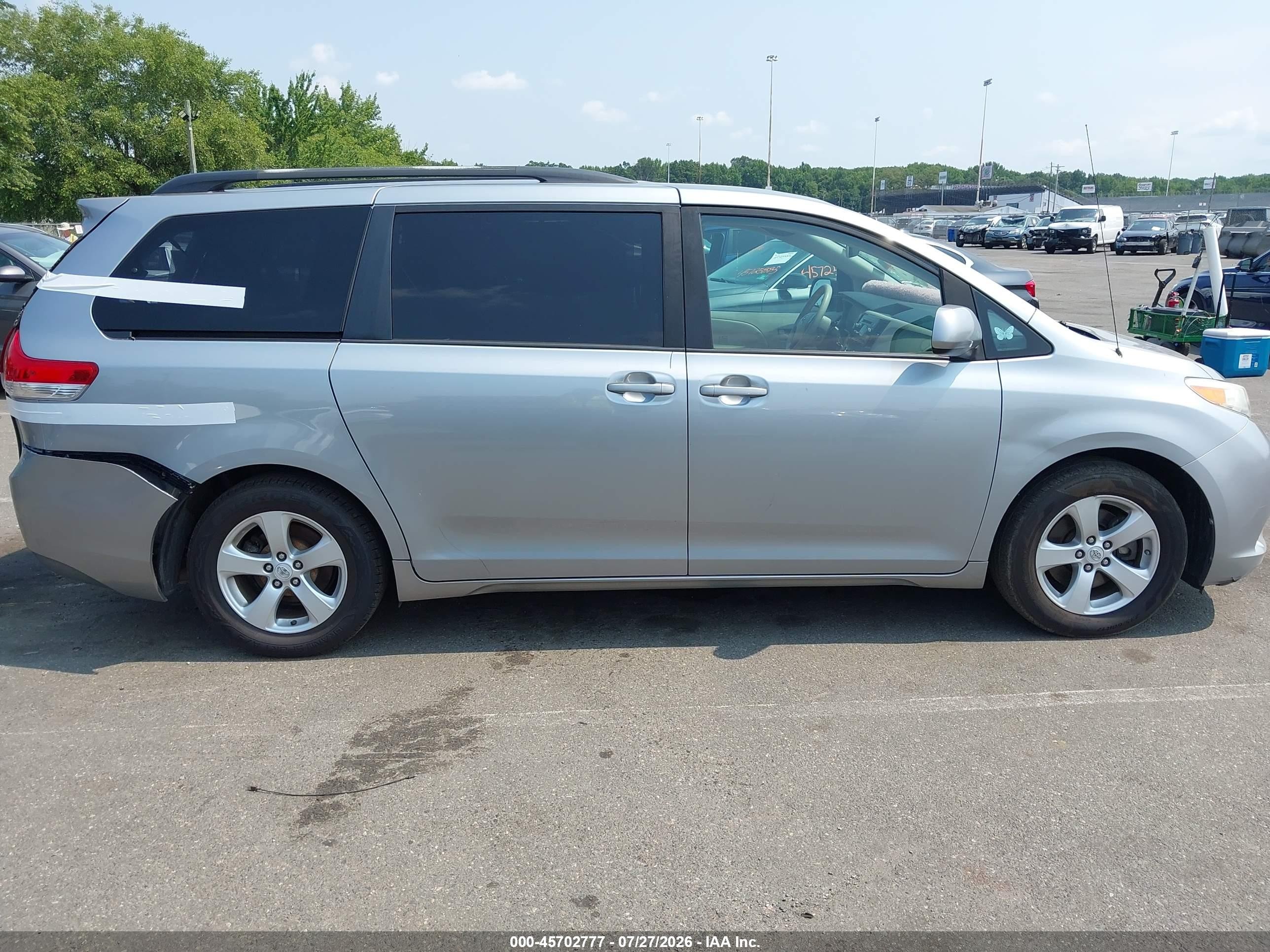 2011 Toyota Sienna Le V6 Silver vin: 5TDKK3DCXBS048842